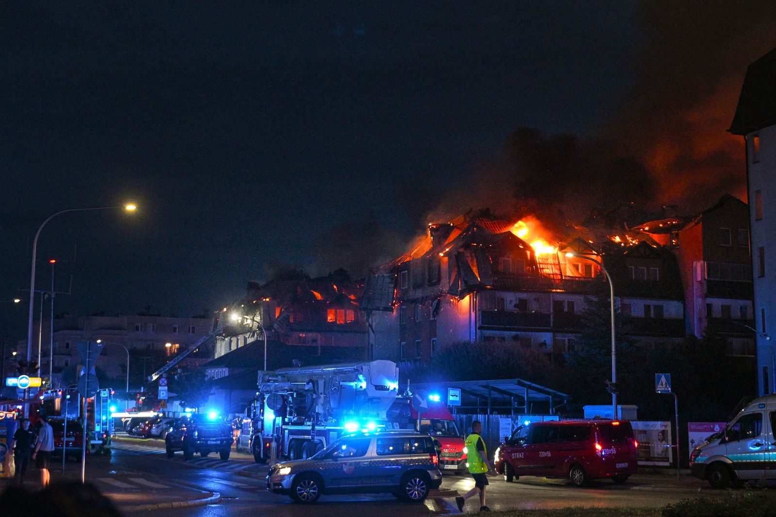 Pożar bloku w Ząbkach. Przyczyny, akcja gaśnicza, straty. Co warto wiedzieć?