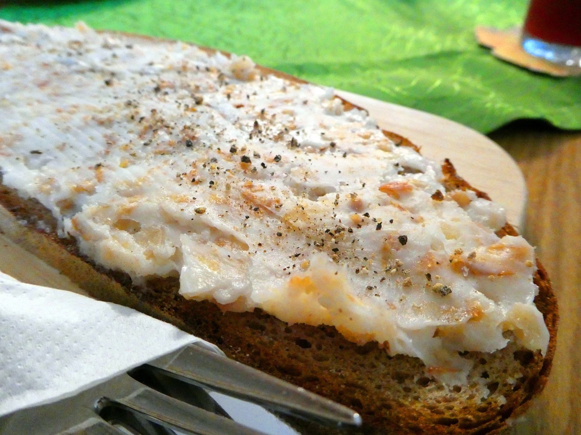 Wlewam 2 łyżki do smalcu. Dzięki temu jest śnieżnobiały i aksamitny