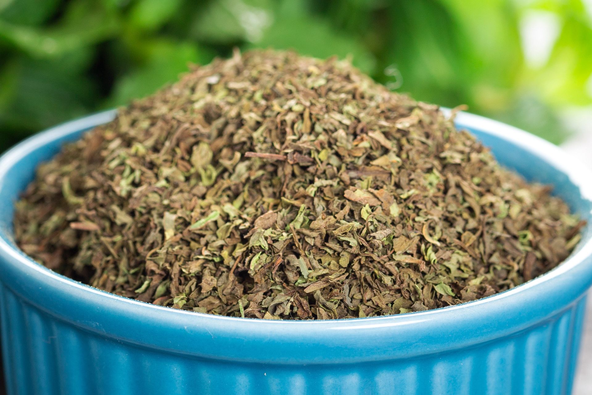 Polacy parzą jak herbatę, Turcy używają do sałatek i mięsa. Poprawia smak, ułatwia trawienie