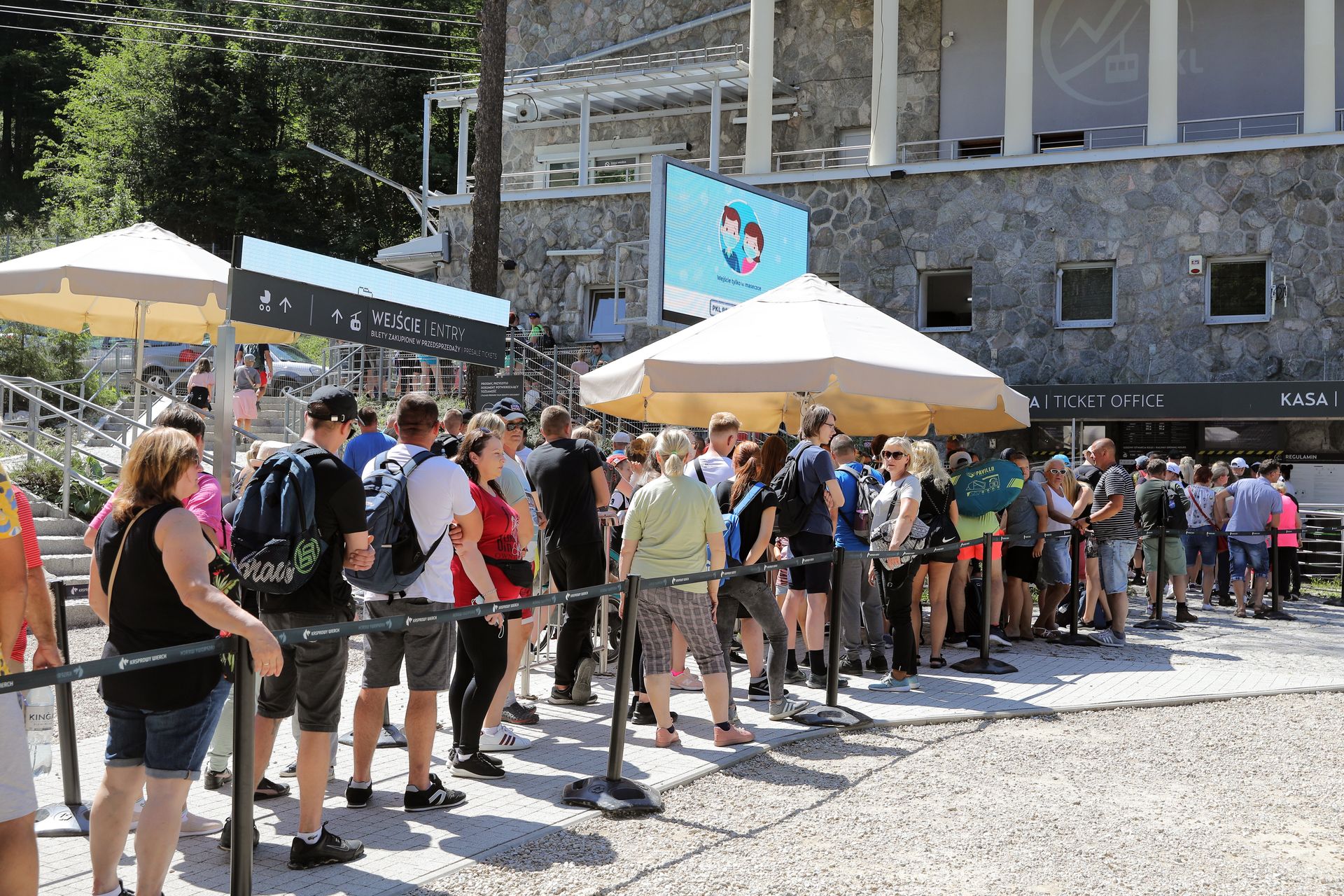 4 godziny stania w kolejce. Zakopane pęknie w szwach