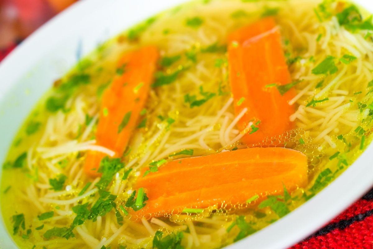 Dodaj 1 duży liść. Rosół zyska niesamowitą klarowność i nabierze lepszego smaku