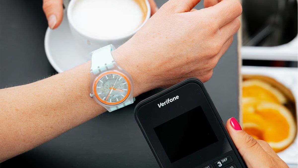 Płatność zegarkiem bez smartwatcha. Jak działa technologia ukryta pod tarczą?