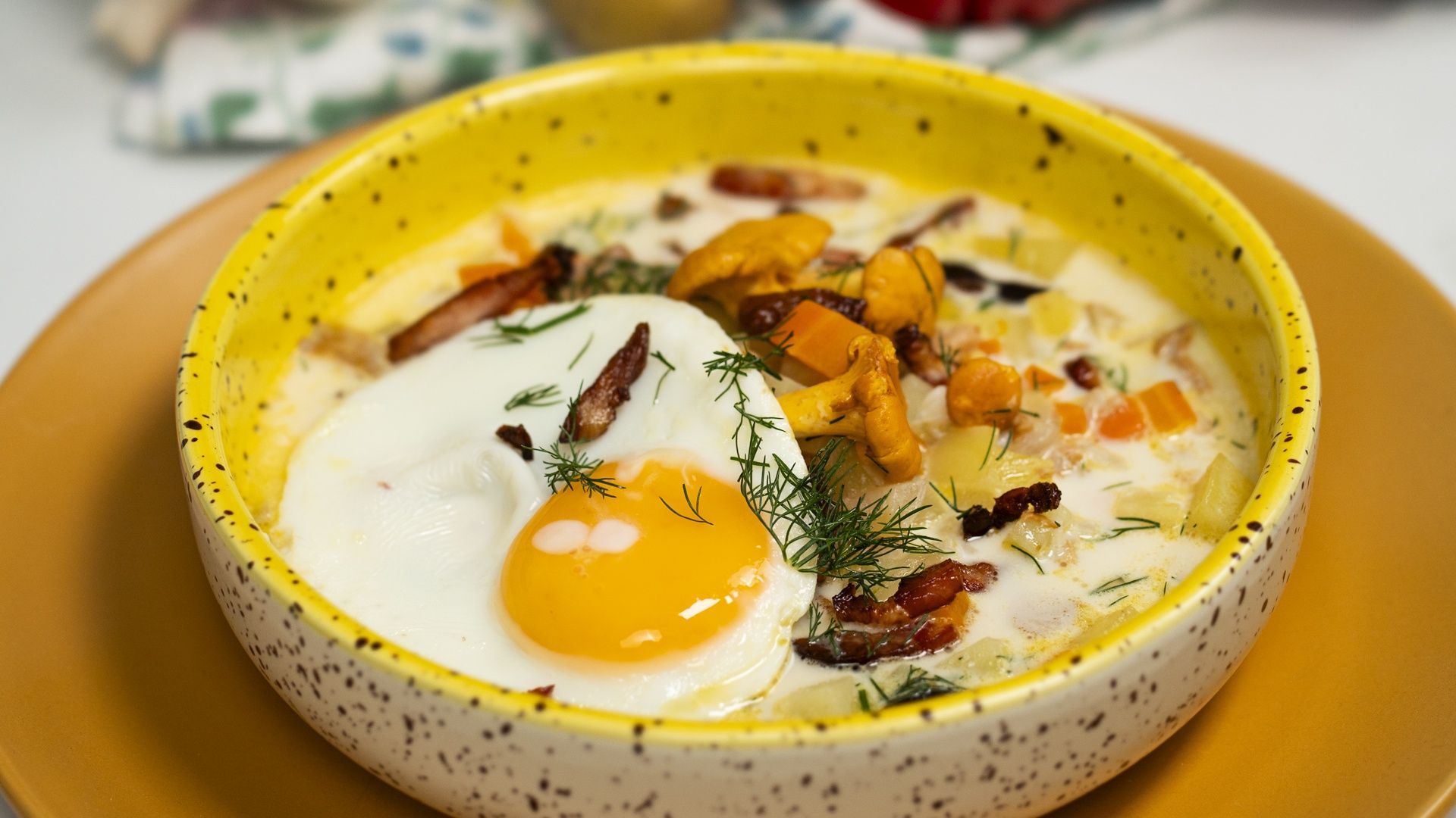 Zabielana zupa z kurek to nasz przepis dnia. Wyjątkowy smak to zasługa nie tylko grzybów