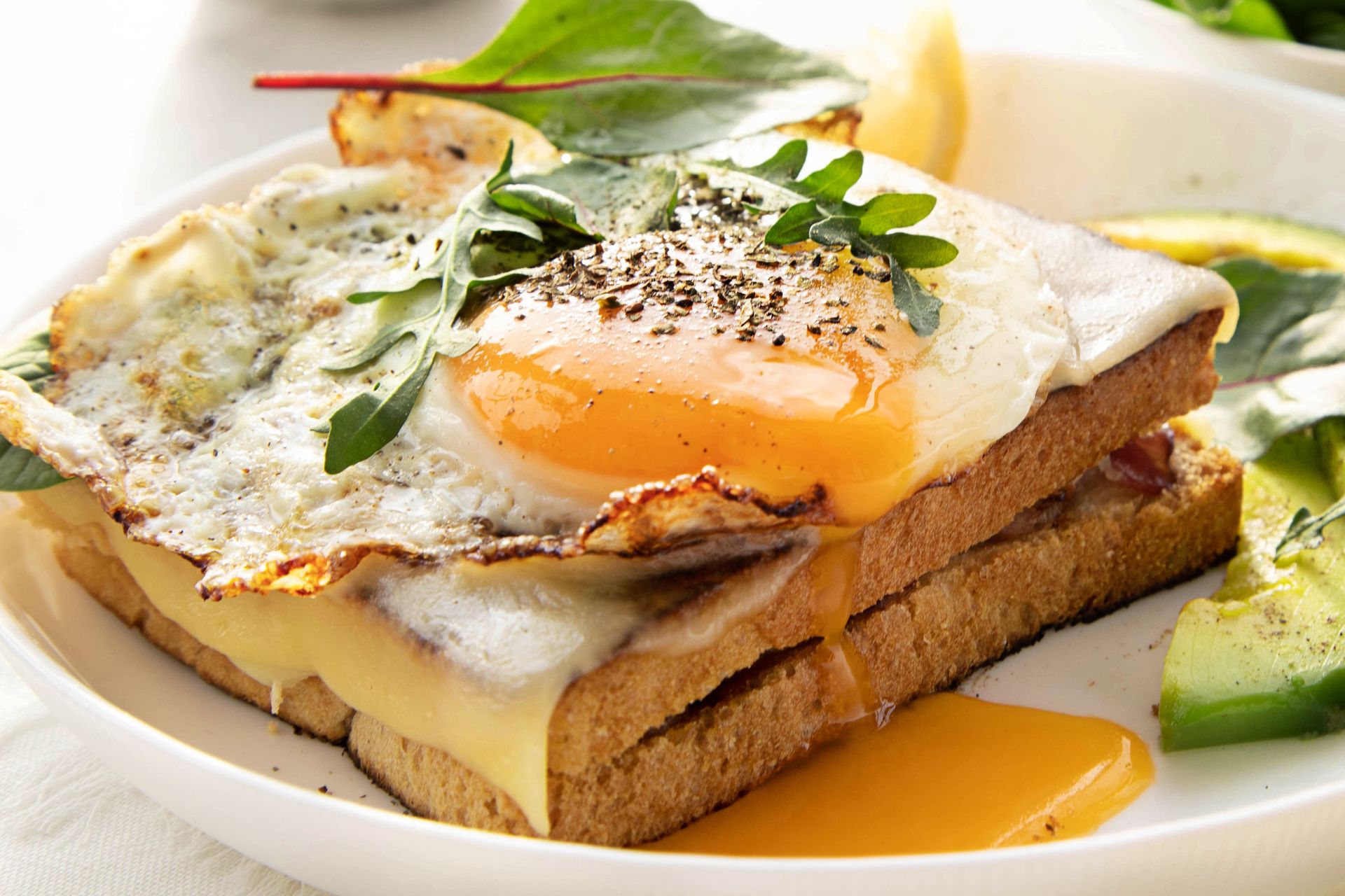 Jajko kładę na tę kanapkę. Skrywa pyszny środek