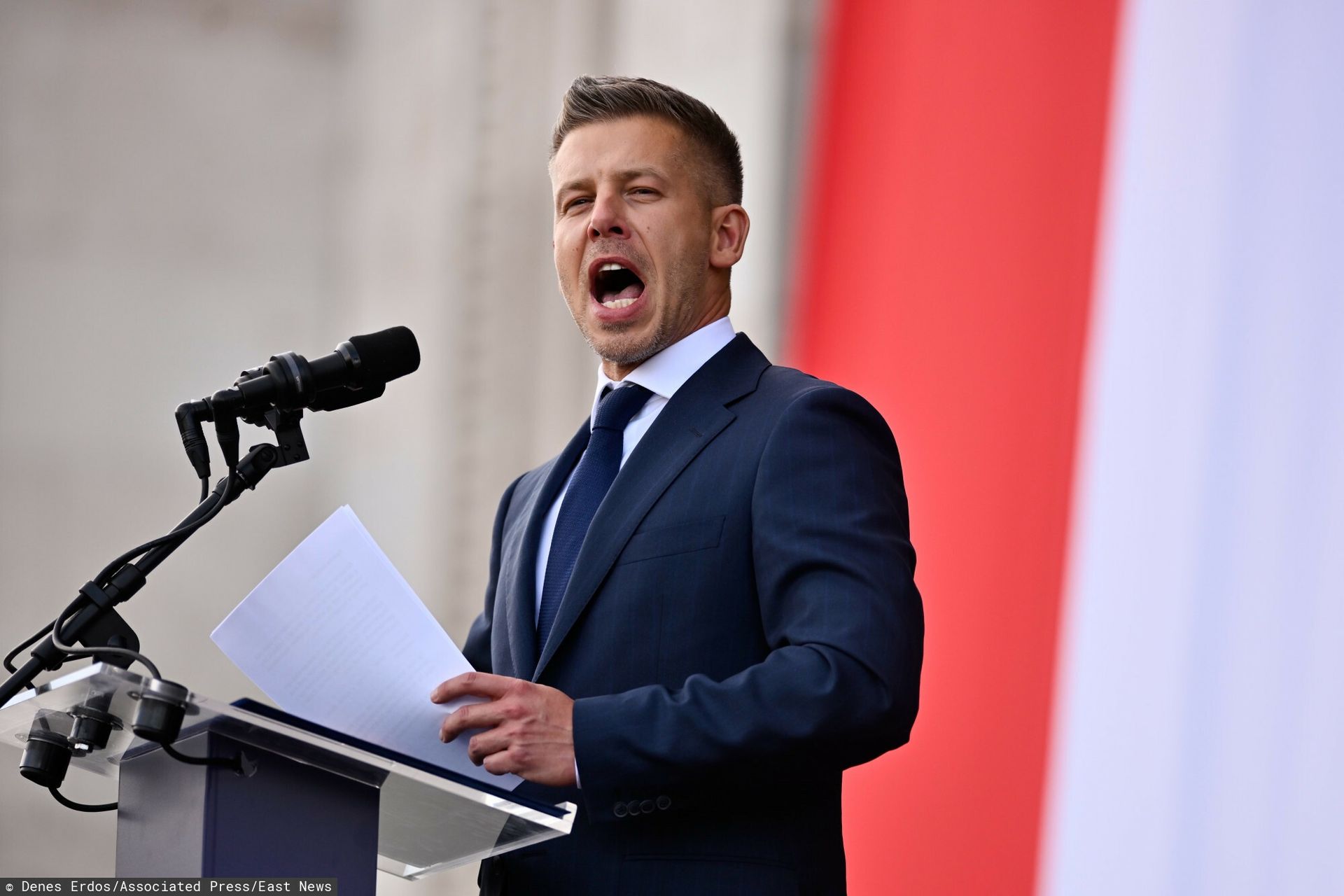 Morze zwolenników Magyara przed parlamentem. Dziękował im za wsparcie