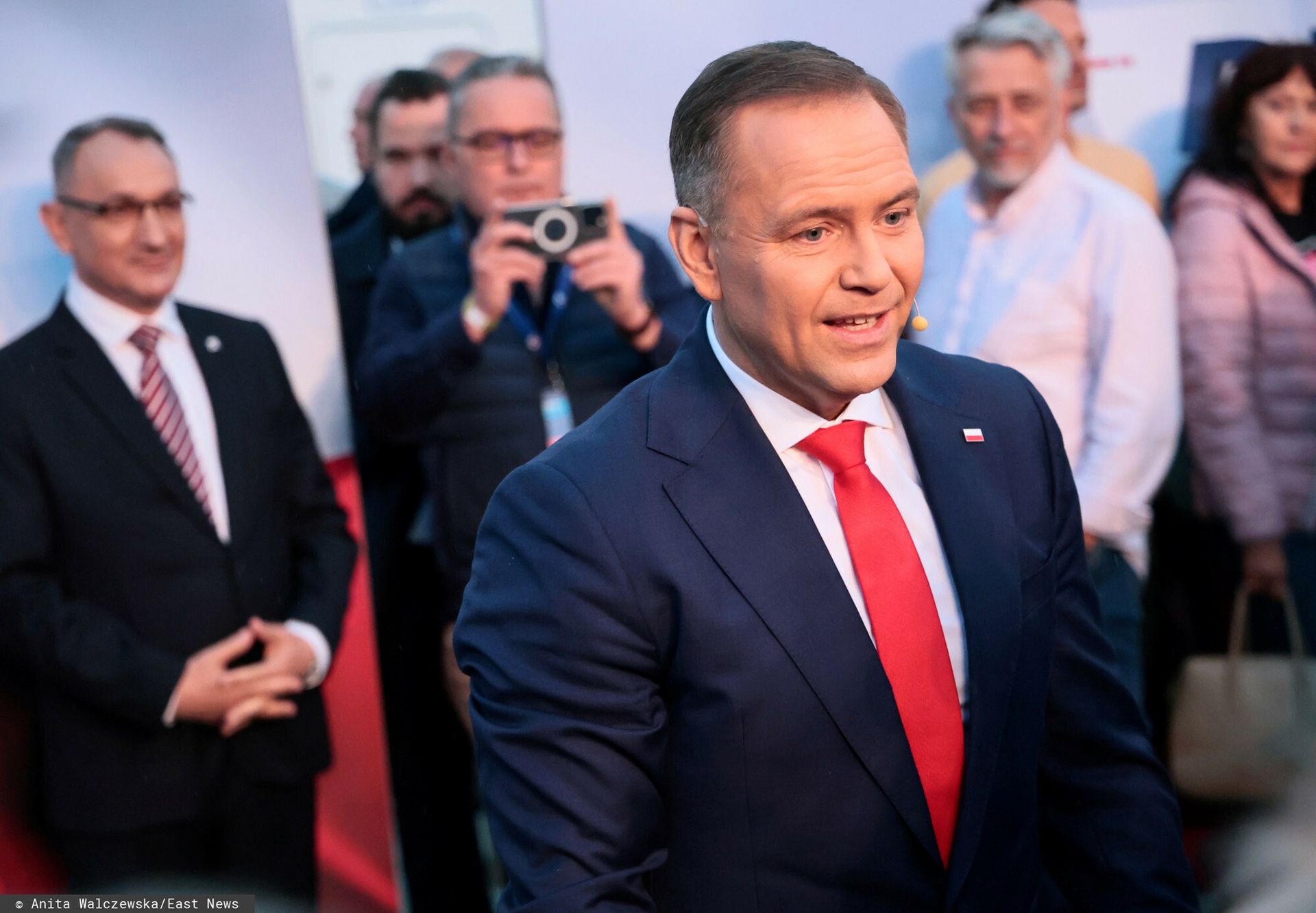 Zmiany w postawach wyborców Nawrockiego. Porównali sondaże