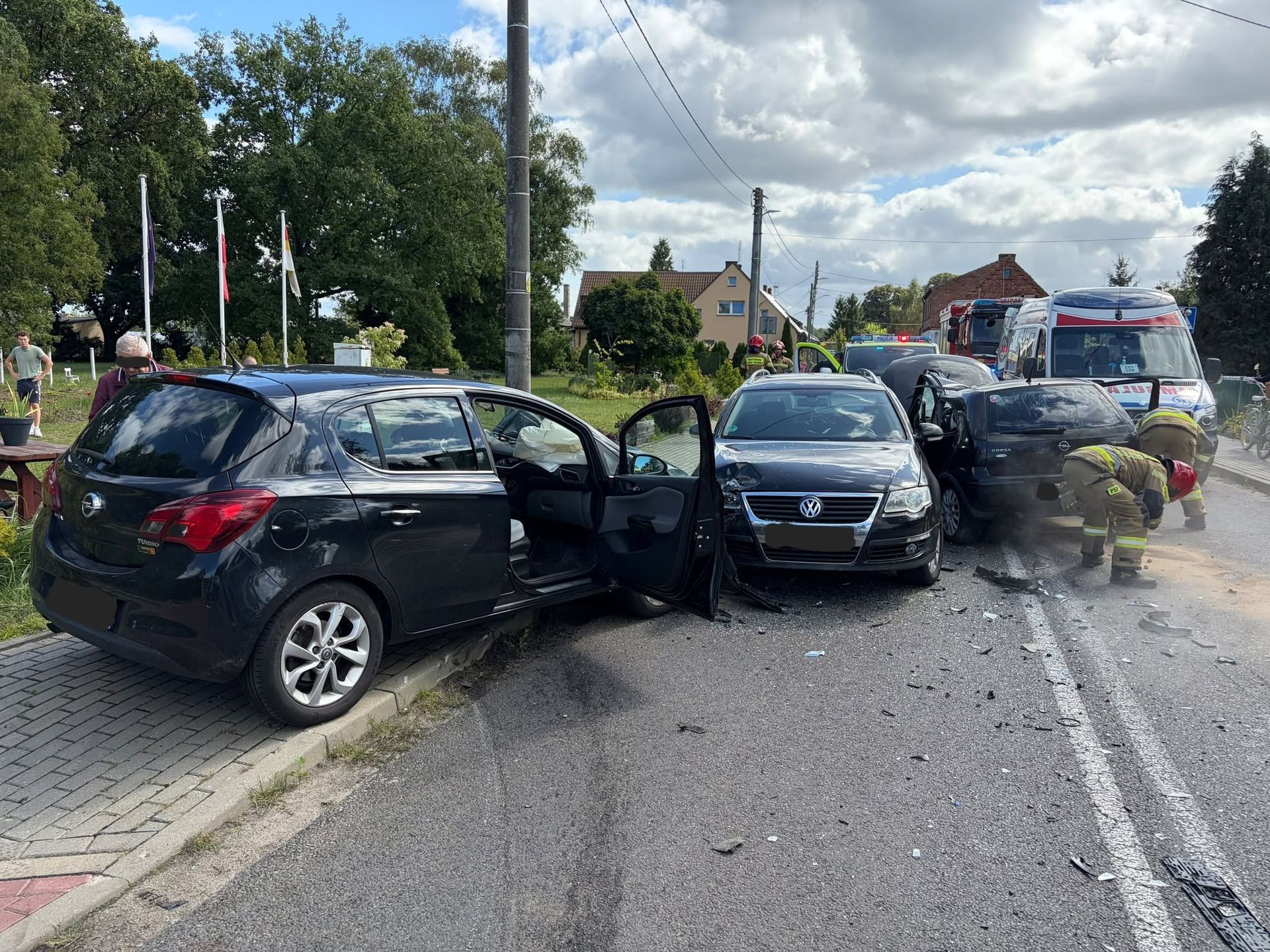 Uciekał Oplem przed policją. 17-latek rozbił auto, w akcji LPR