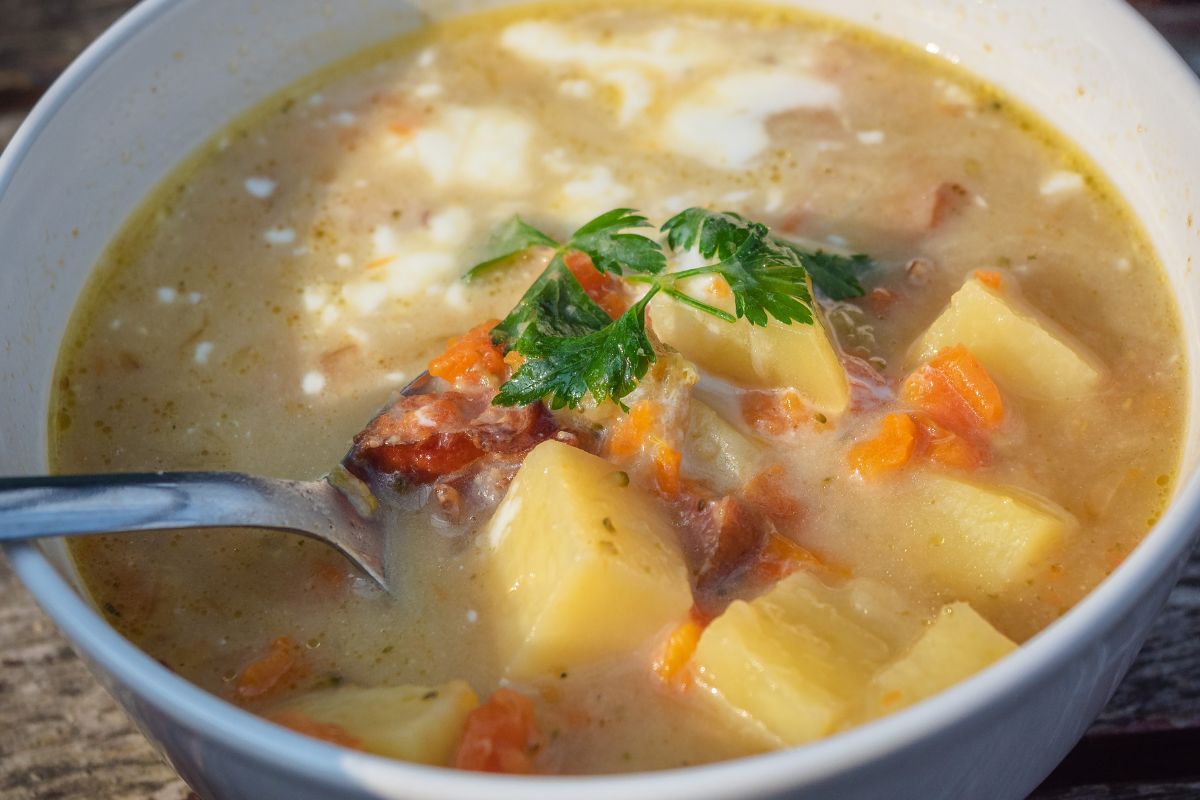 Zapomnij o nudnej kartoflance. Ta po czesku świetnie smakuje i rozgrzewa w jesienne dni