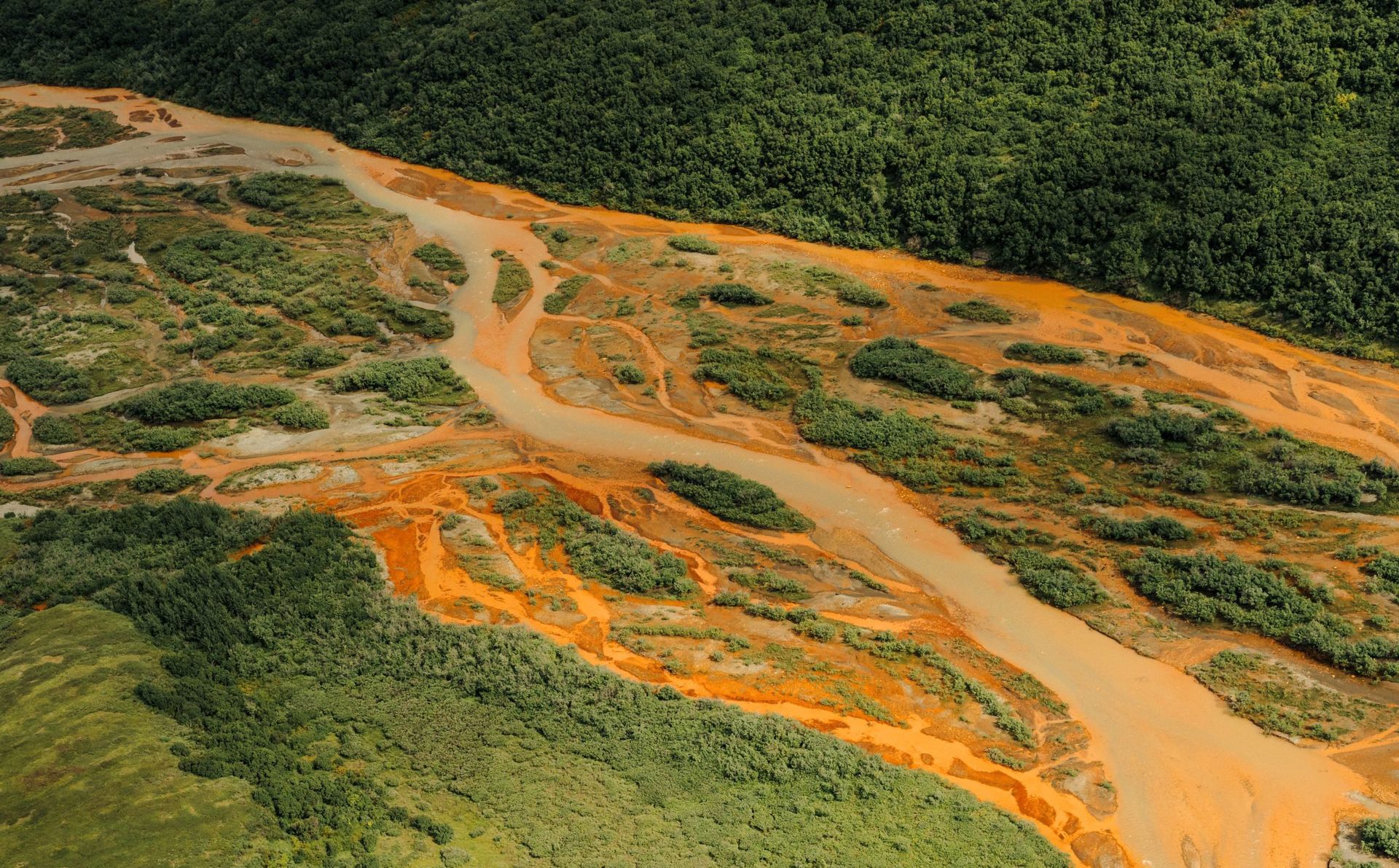 Dlaczego rzeki na Alasce robią się pomarańczowe? Topi się zmarzlina