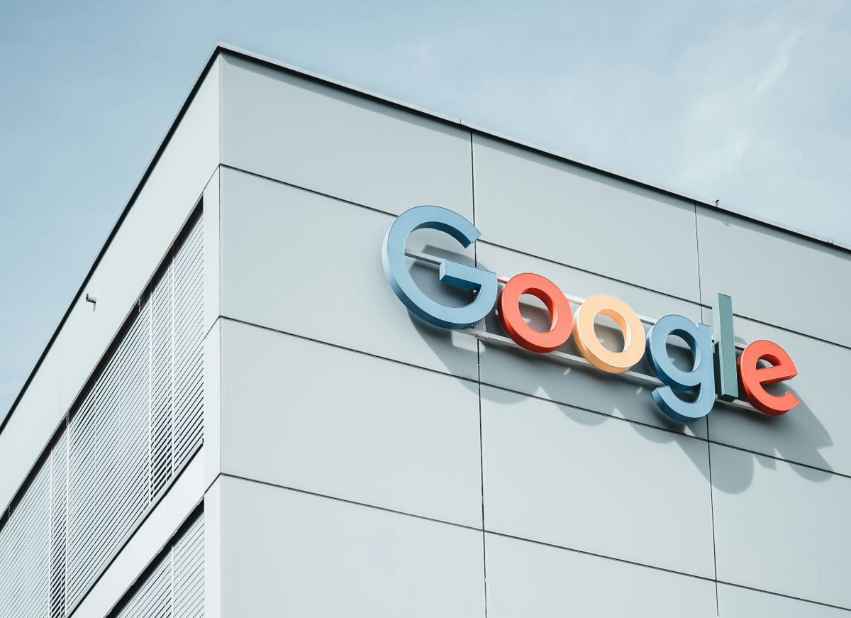 Pozew zbiorowy przeciw Google. Gigant włączał asystenta AI w Gmailu, Chat i Meet