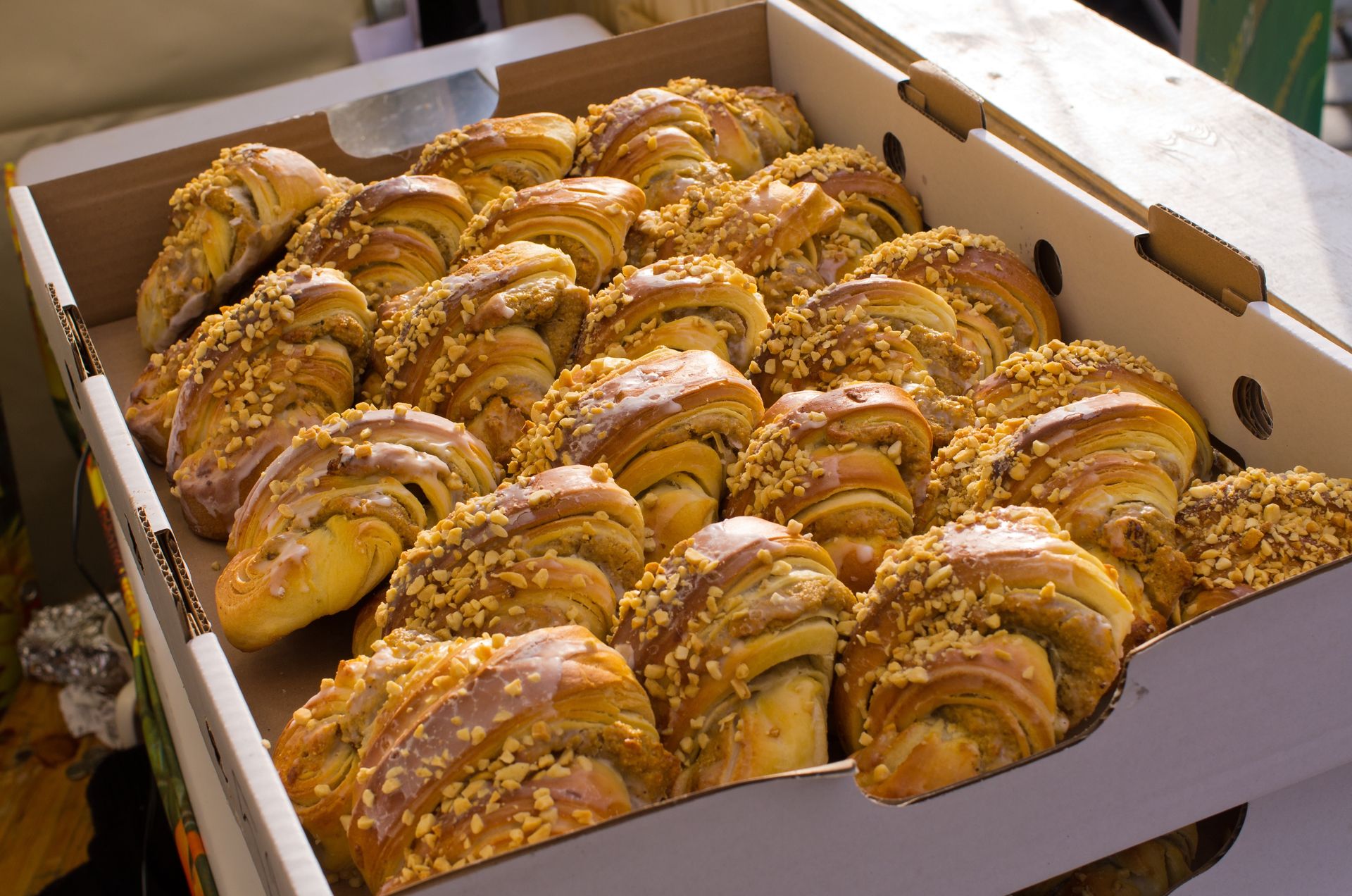 Rogal z piekarni może mieć więcej tłuszczu niż burger. Sprawdź, co naprawdę jesz