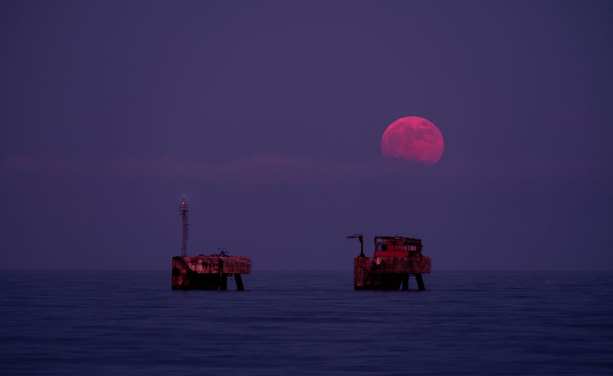 Truskawkowy Księżyc zaświeci dziś nad Polską. Gdzie i kiedy najlepiej go zobaczyć?