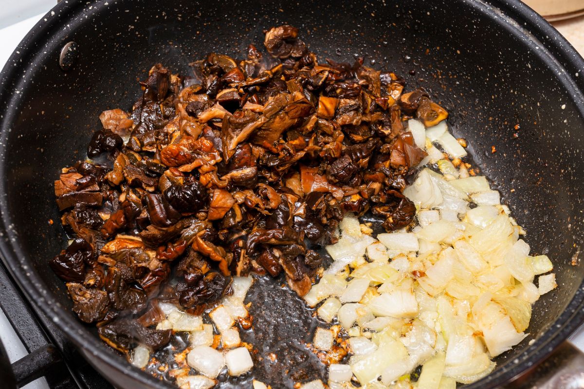 Prawie wszyscy smażą grzyby w ten sposób. Tylko najlepsze gospodynie wiedzą, iż to prosta droga do katastrofy