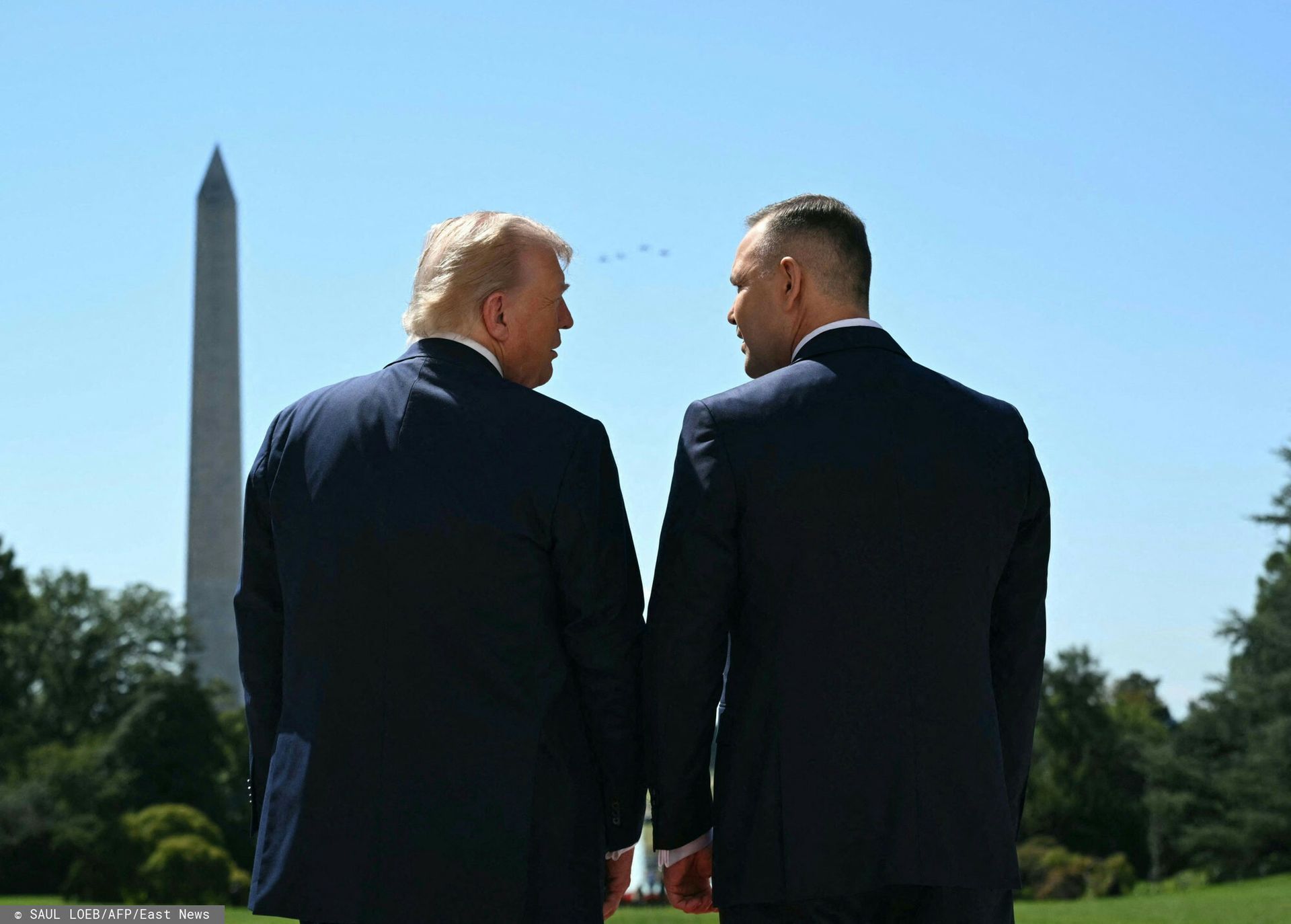 "Przepychanki" przed wylotem do Trumpa. Nawrocki skomentował