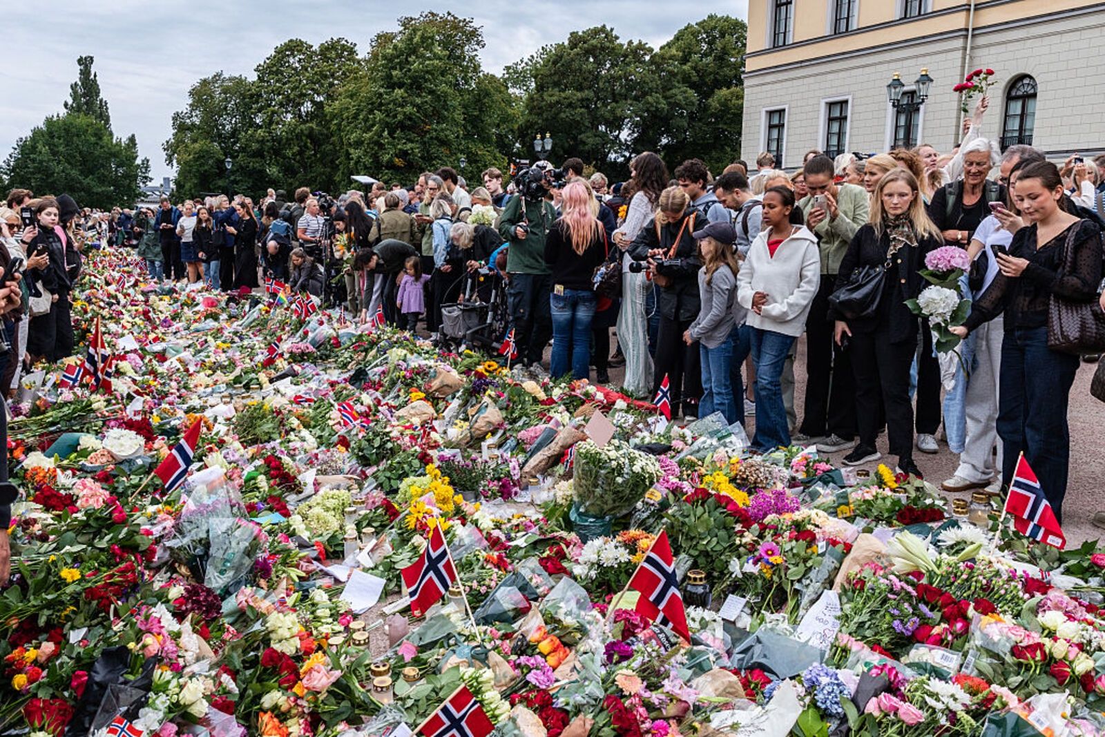 Nie żyje król Harald V. Tłumy Norwegów płaczą w Oslo