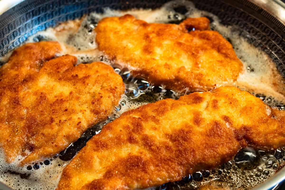 Posyp patelnię przed smażeniem kotletów. Olej nie pryśnie choćby kropelką