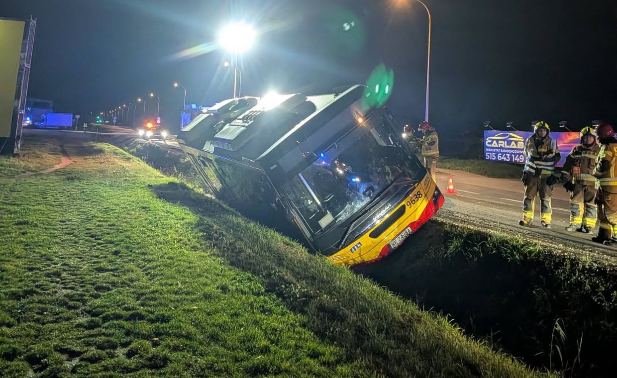 Nocny incydent pod Warszawą. Autobus wpadł do rowu