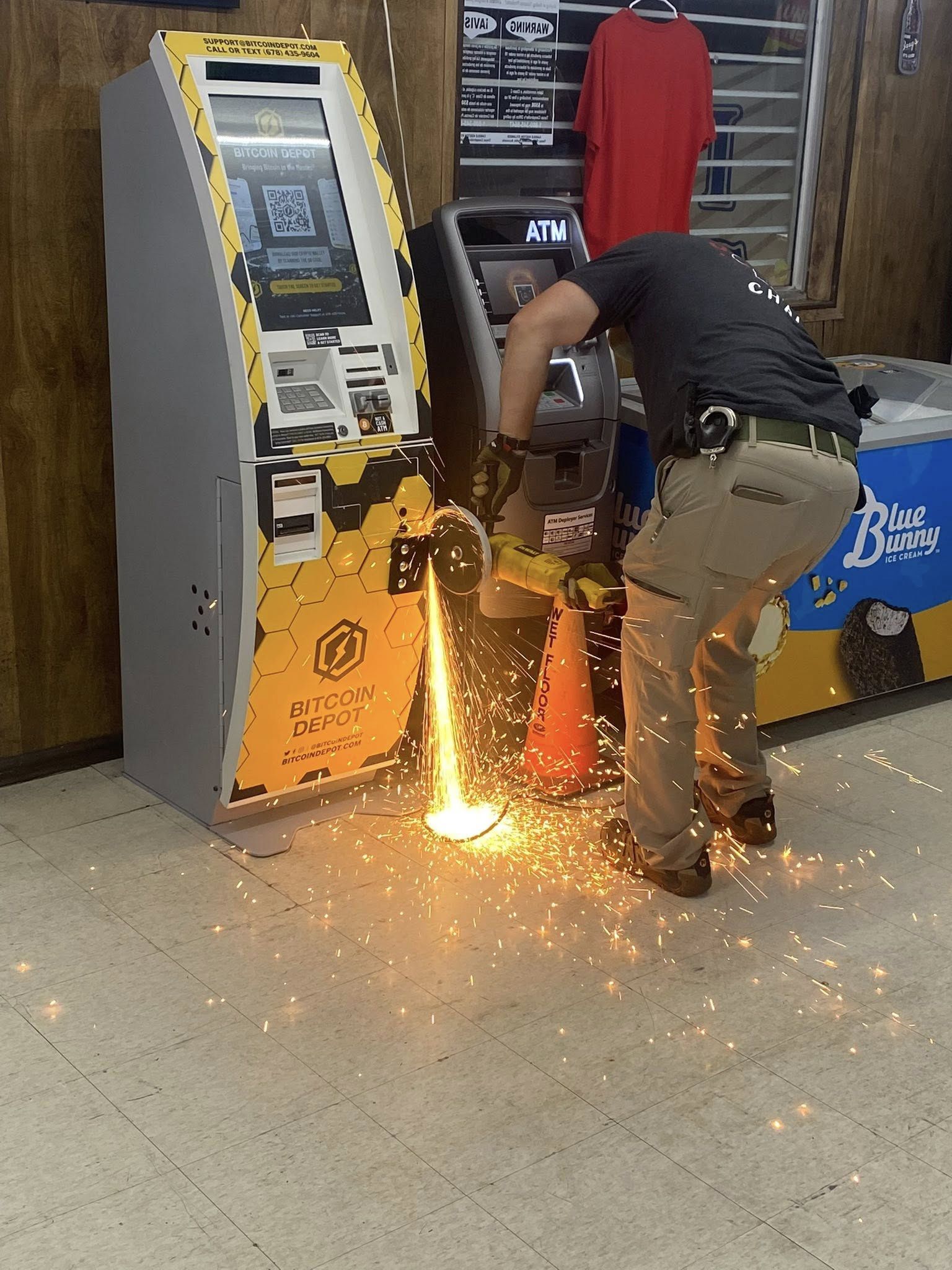 Wpłacili okup do bankomatu Bitcoin. Firma krytykuje działania szeryfa