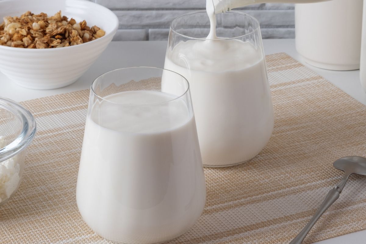 Kefir i maślanka to nie to samo. Co lepiej pić przy problemach z jelitami?