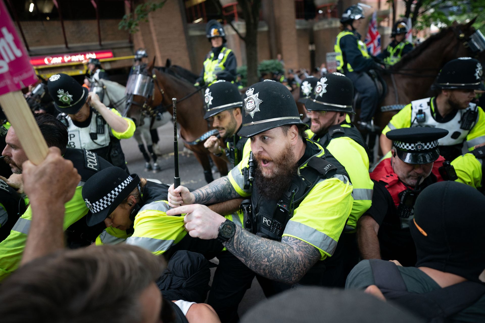 Starcia z policją w Wielkiej Brytanii. Protesty antyimigranckie