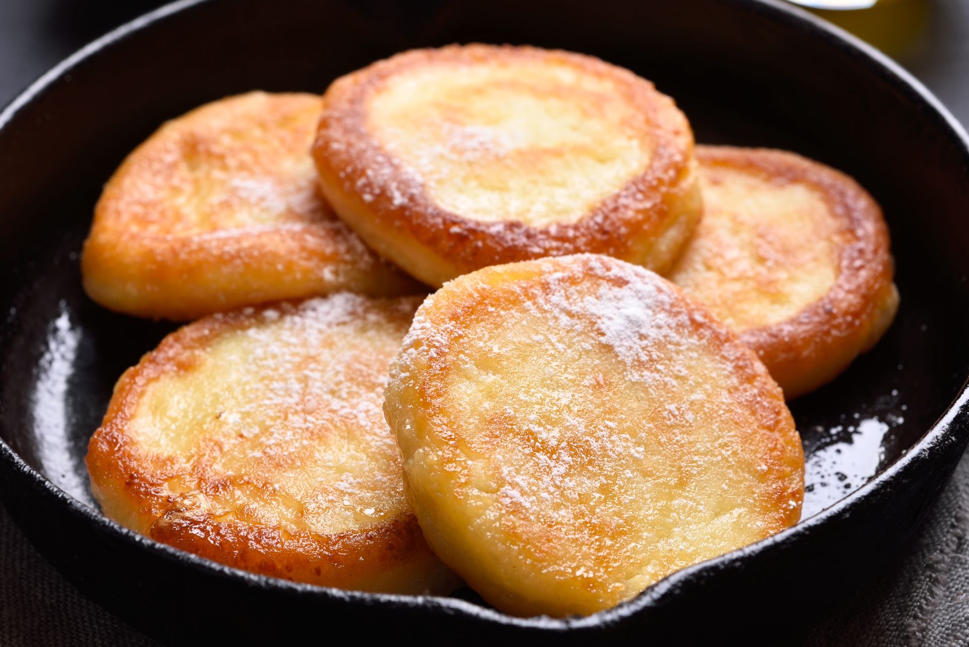 Zamiast racuchów, smażę biszkoptowe placuszki. Na patelni rosną jak szalone i są puszyste jak chmurki