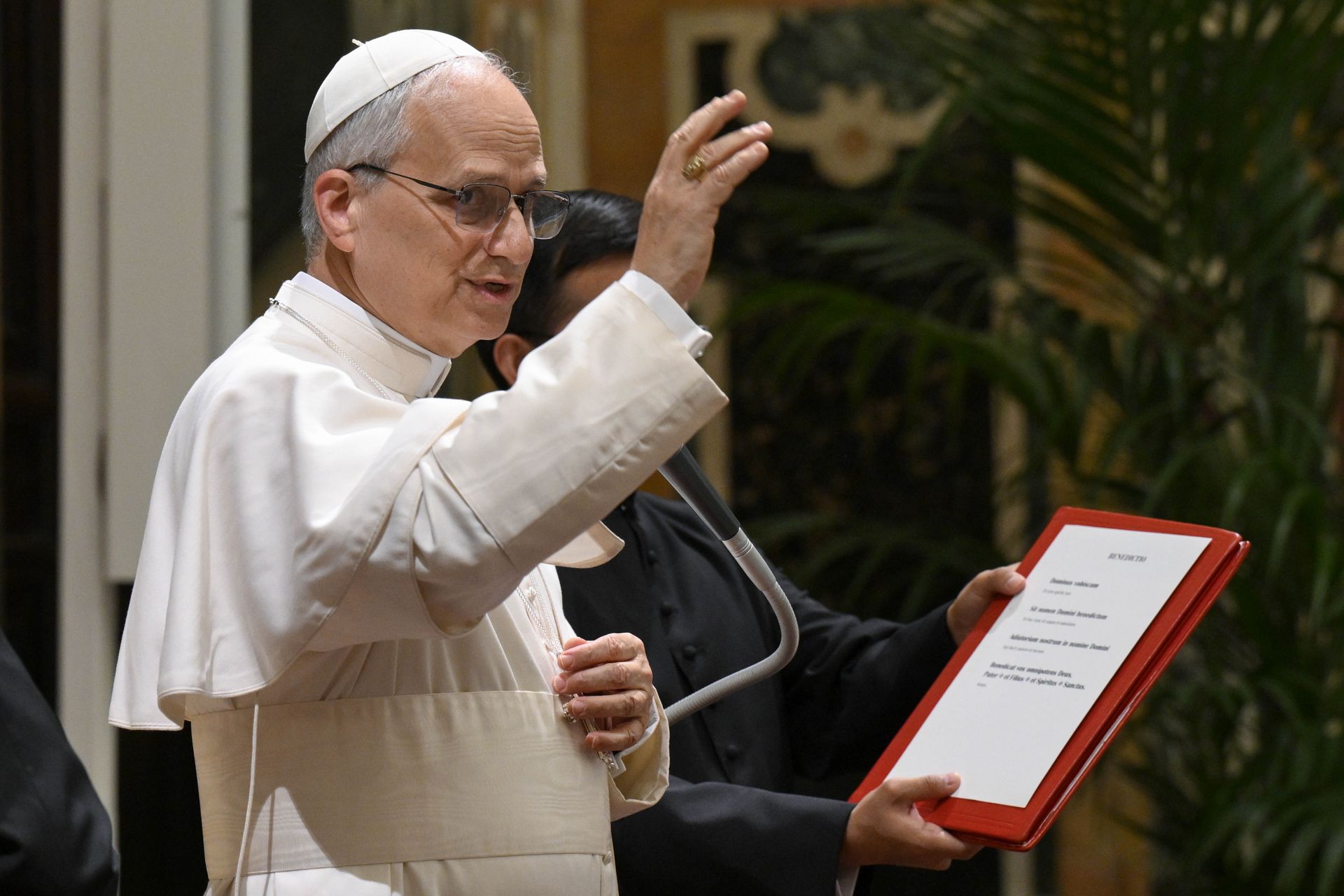 Oficjalne zdjęcie papieża Leona XIV opublikowane przez Watykan