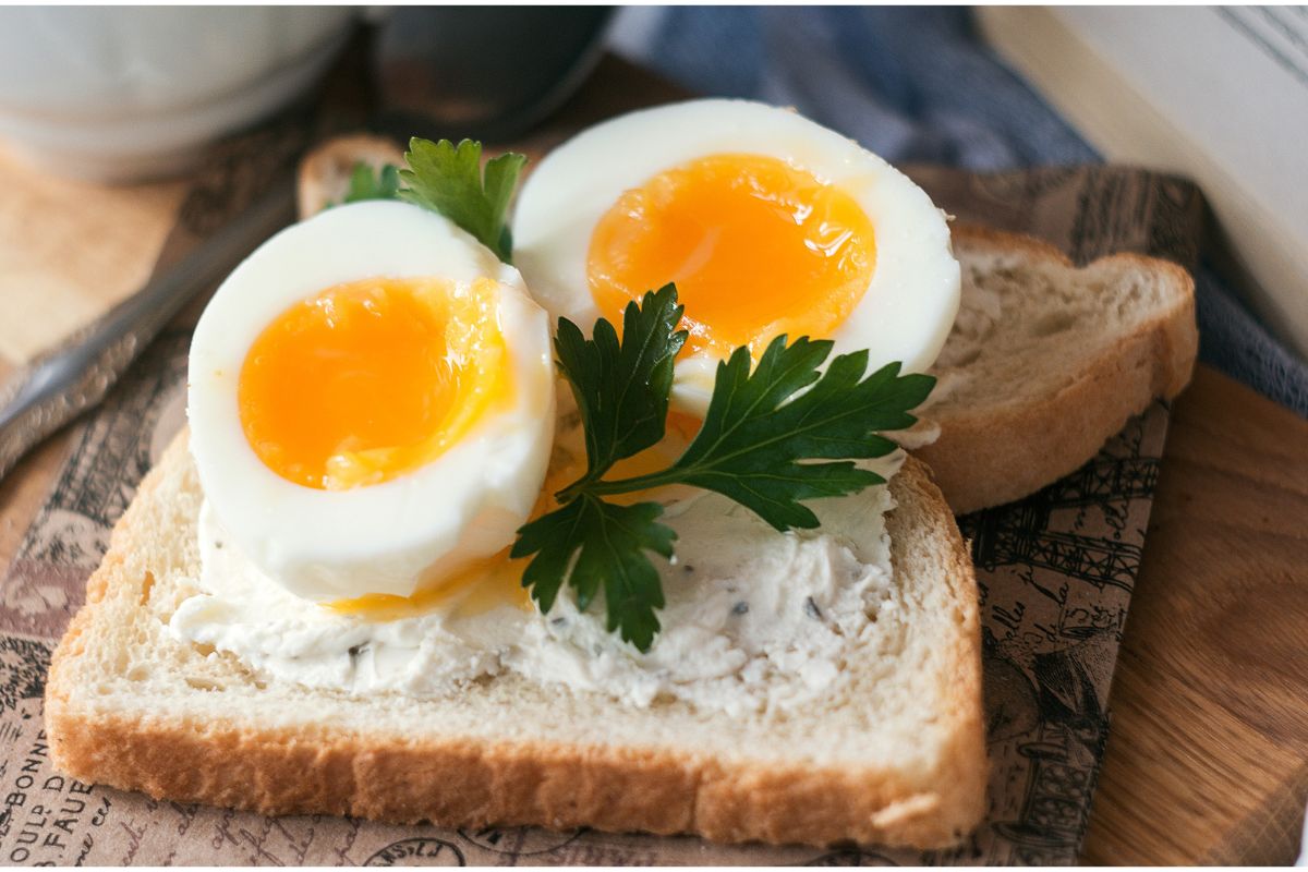 Cała prawda o jedzeniu jajek na śniadanie. Dietetyk w końcu porządnie to wyjaśnił