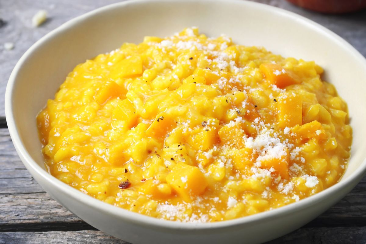 Doprawiam ziarenkami, które są dobre na stres. Risotto pachnie jak sernik baskijski