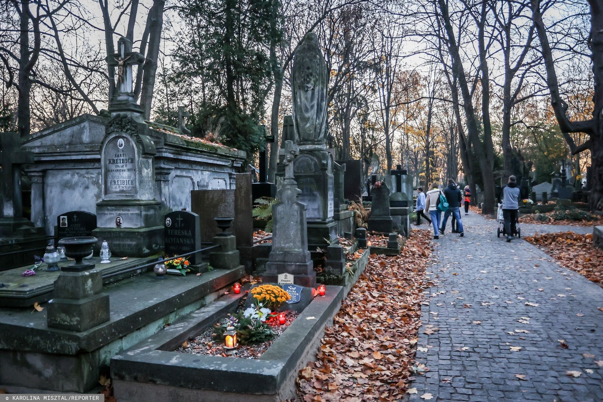 Usługi cmentarne przed Wszystkich Świętych. Oto ile kosztują
