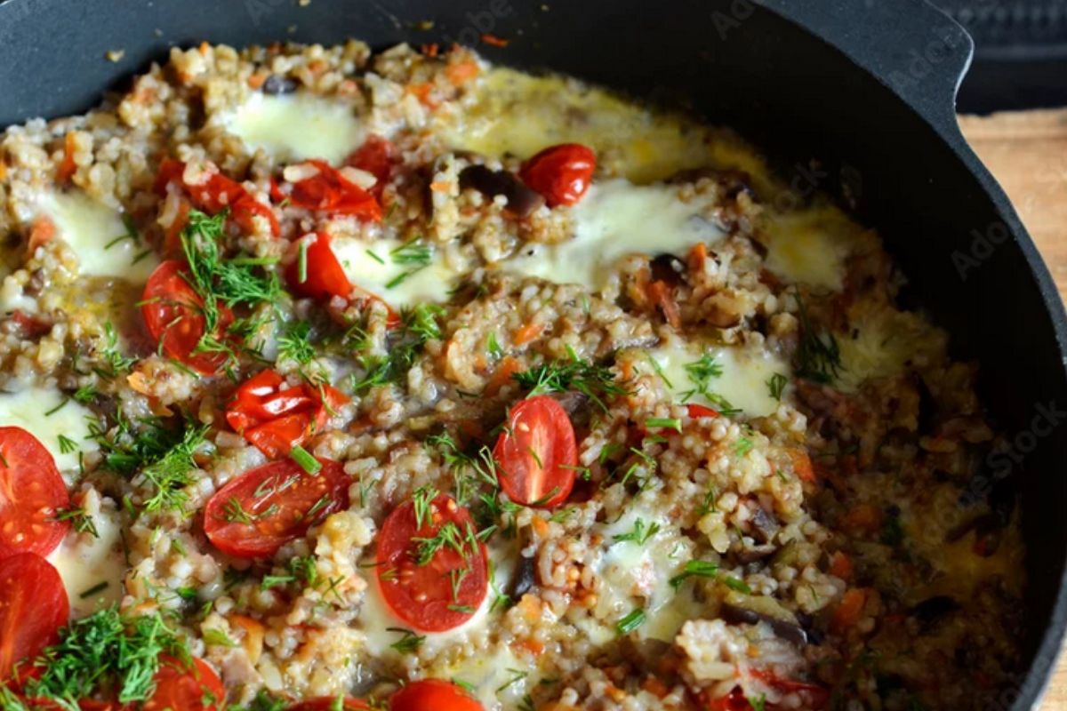 Nie marnuję ugotowanej kaszy "z wczoraj". Przerabiam na nowe, jeszcze lepsze danie z 1 patelni