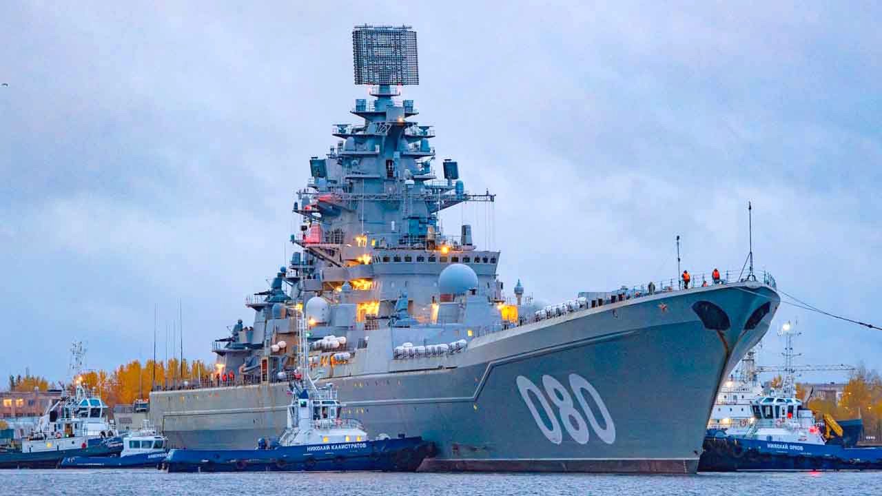 Rosyjski "biały słoń". "Admirał Nachimow" to największy okręt wojenny na świecie