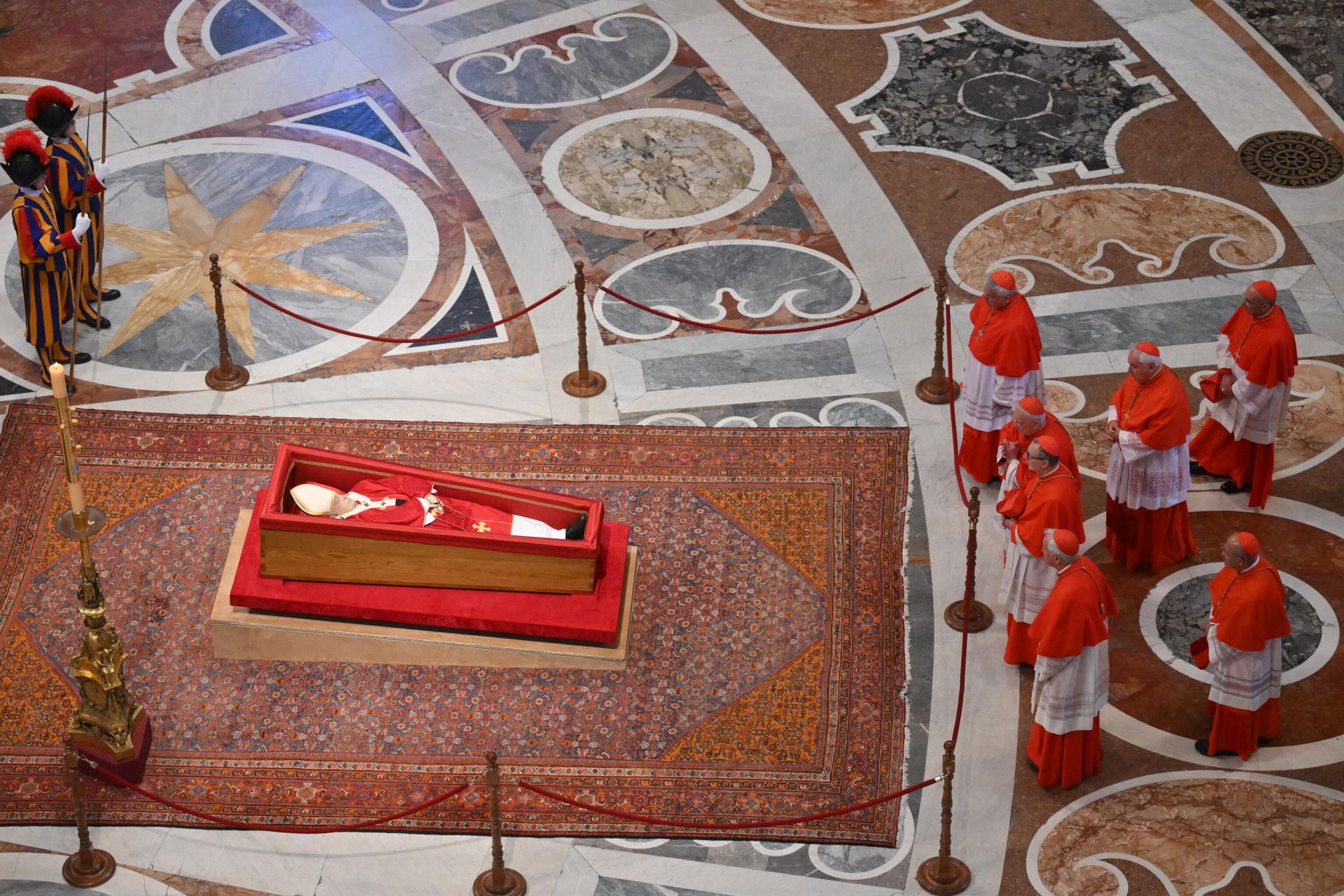 Poruszające sceny w Watykanie. Ludzie żegnają papieża