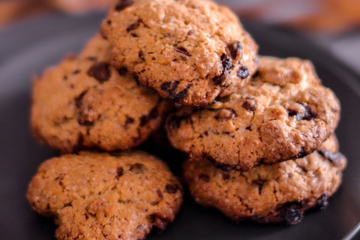 Prosty przepis na ciastka owsiane. Zagniatasz ciasto, formujesz kulki i pieczesz