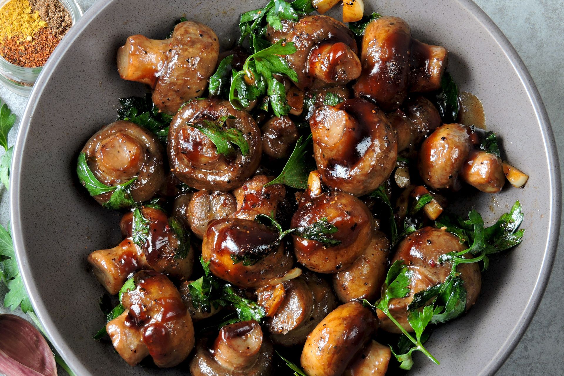 Pikantne pieczarki w słodkiej glazurze. Nie będziesz chciał słyszeć o sałatkach do grillowanych mięs