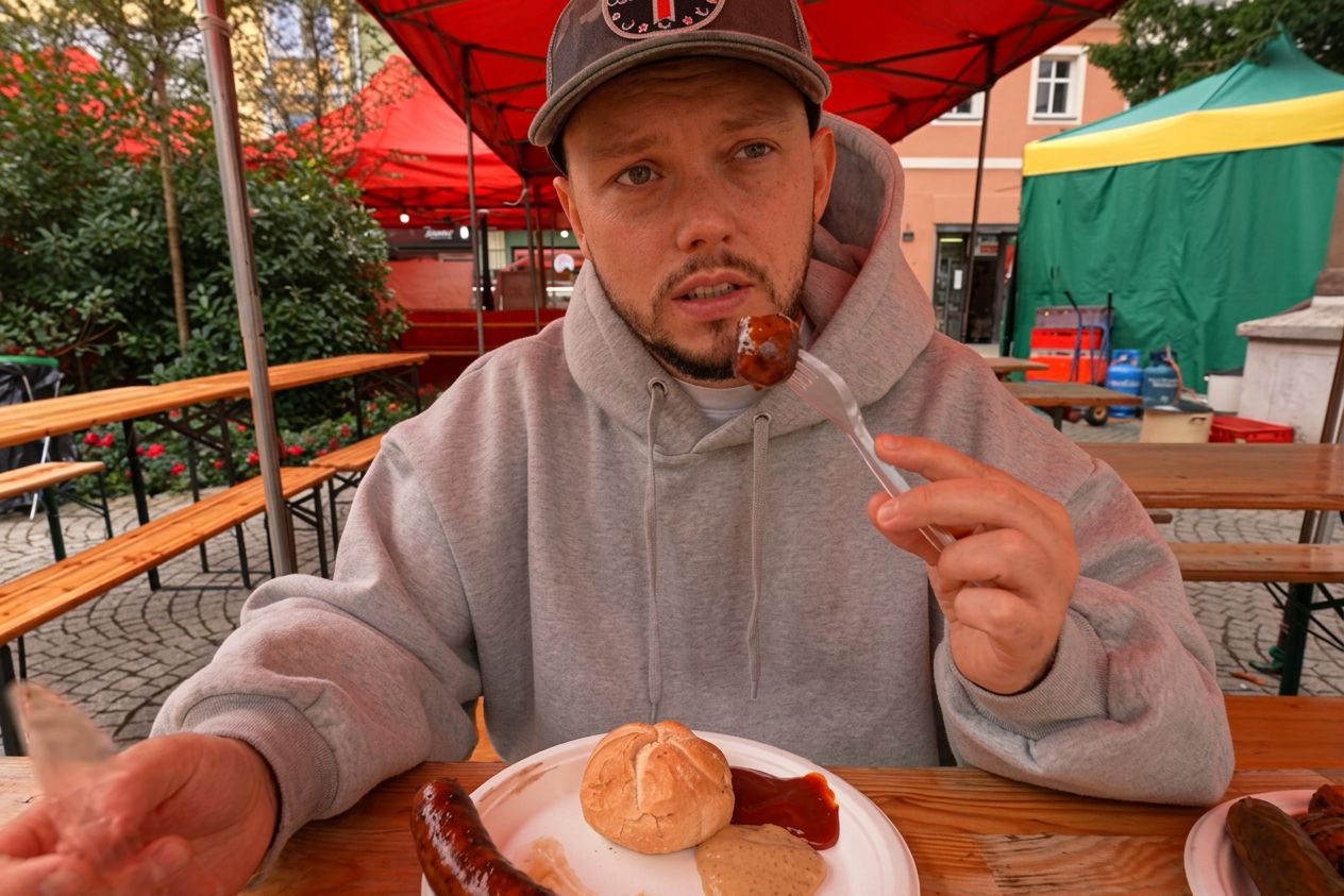 Książulo kupił na jarmarku kiełbasę z bułką i sosami za 60 zł. To nie cena oburzyła go najbardziej