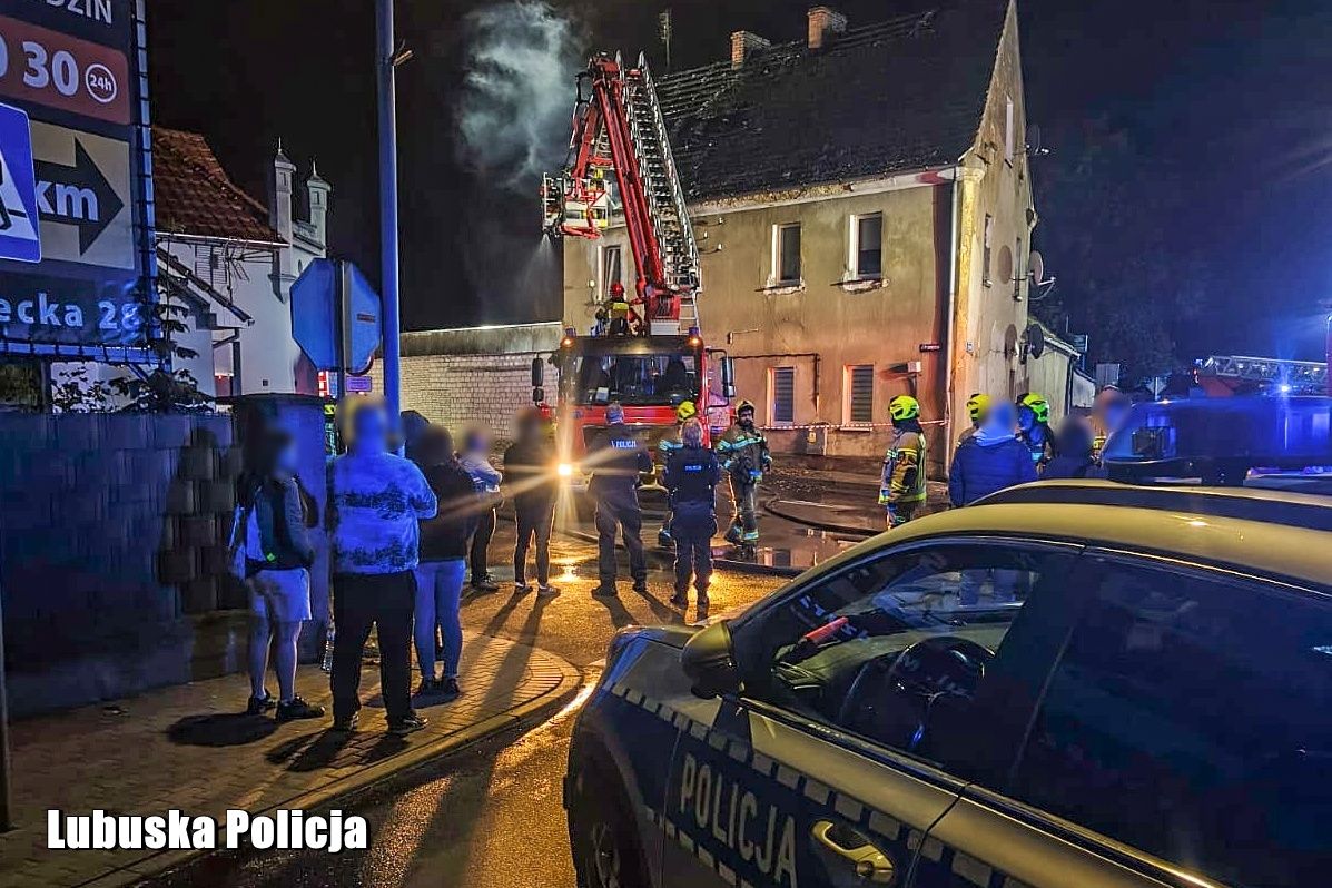Policjanci nie czekali na strażaków. Weszli do płonącego budynku