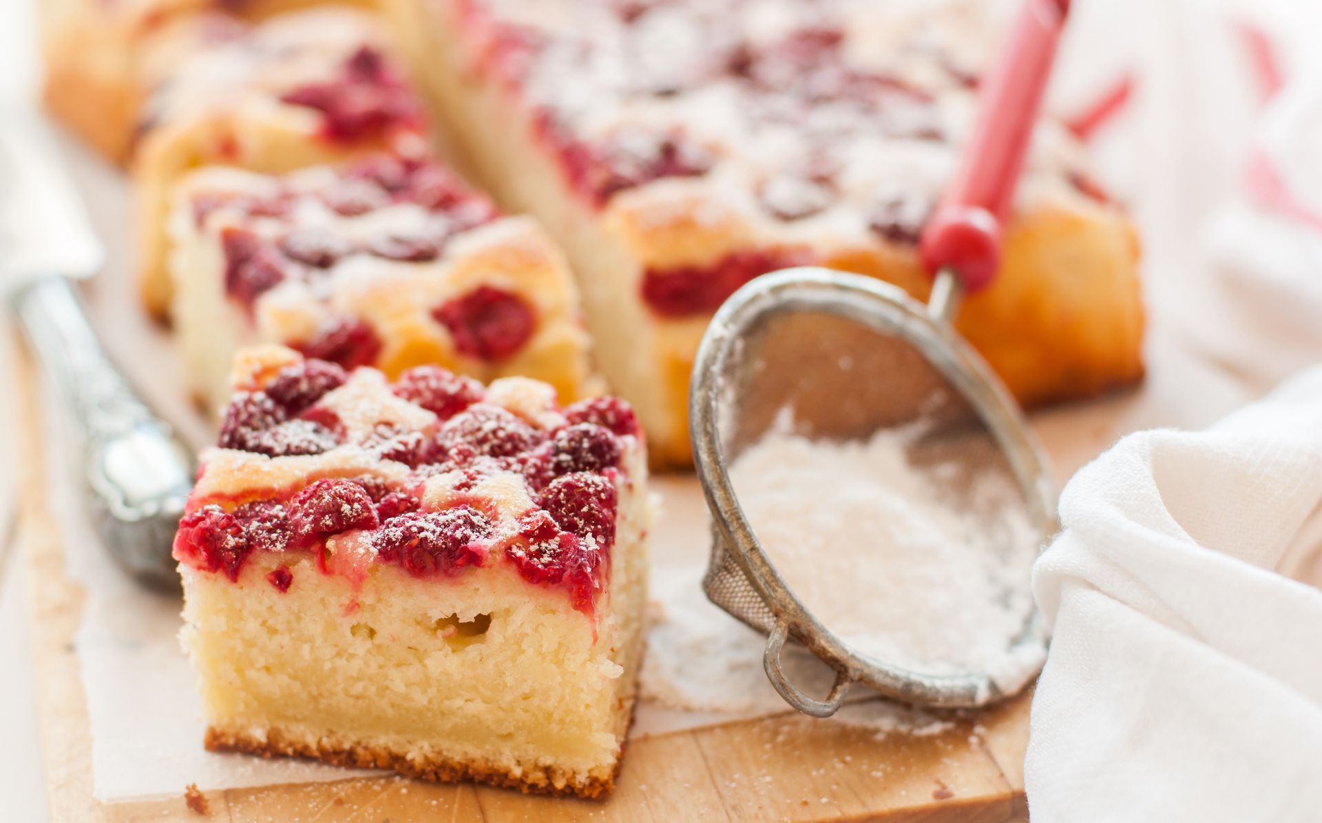 Miksuję składniki i dorzucam sezonowe owoce. Po upieczeniu mam pyszne, wilgotne ciasto