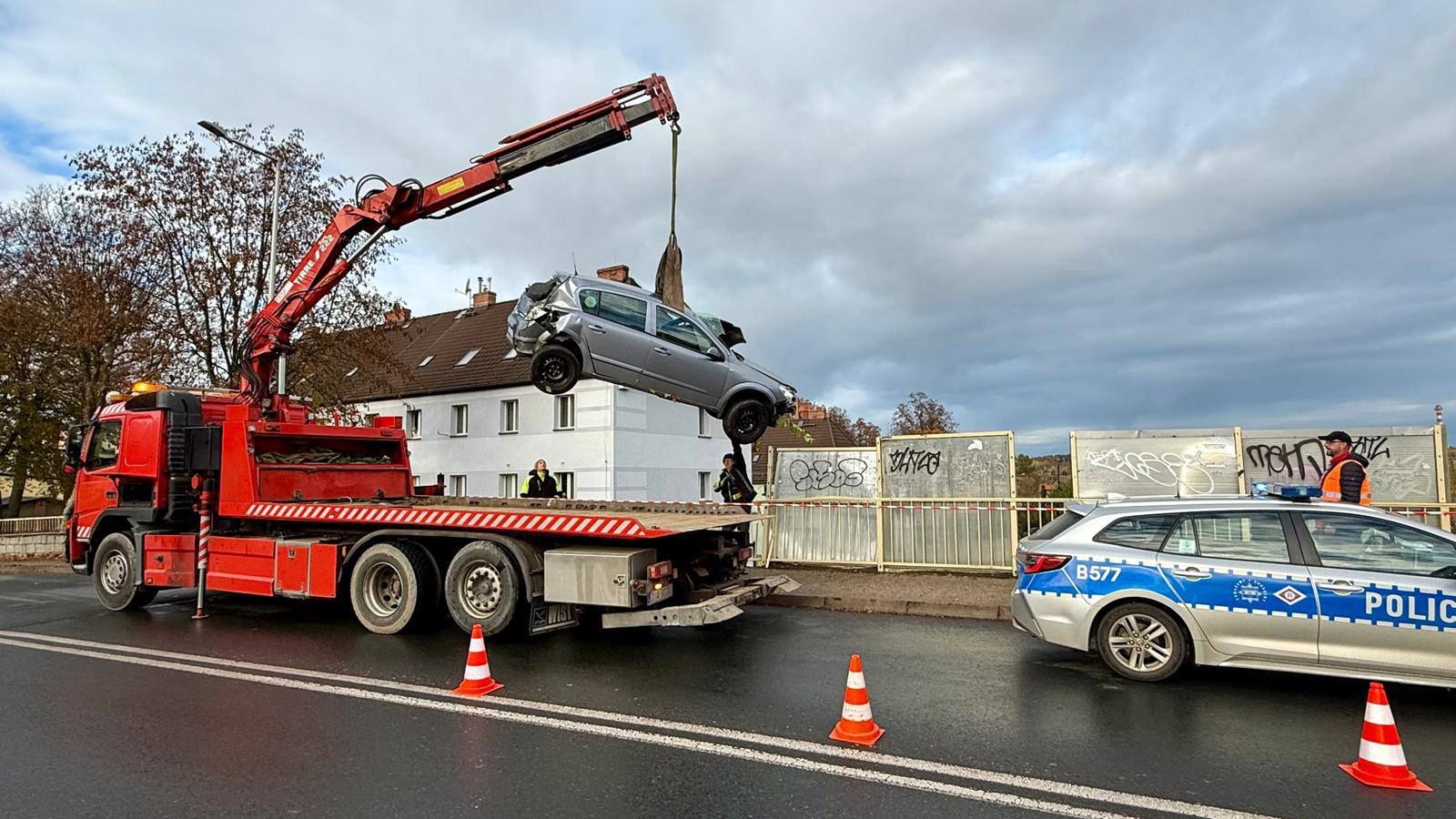 18-latka za kierownicą. Opel spadł z wiaduktu