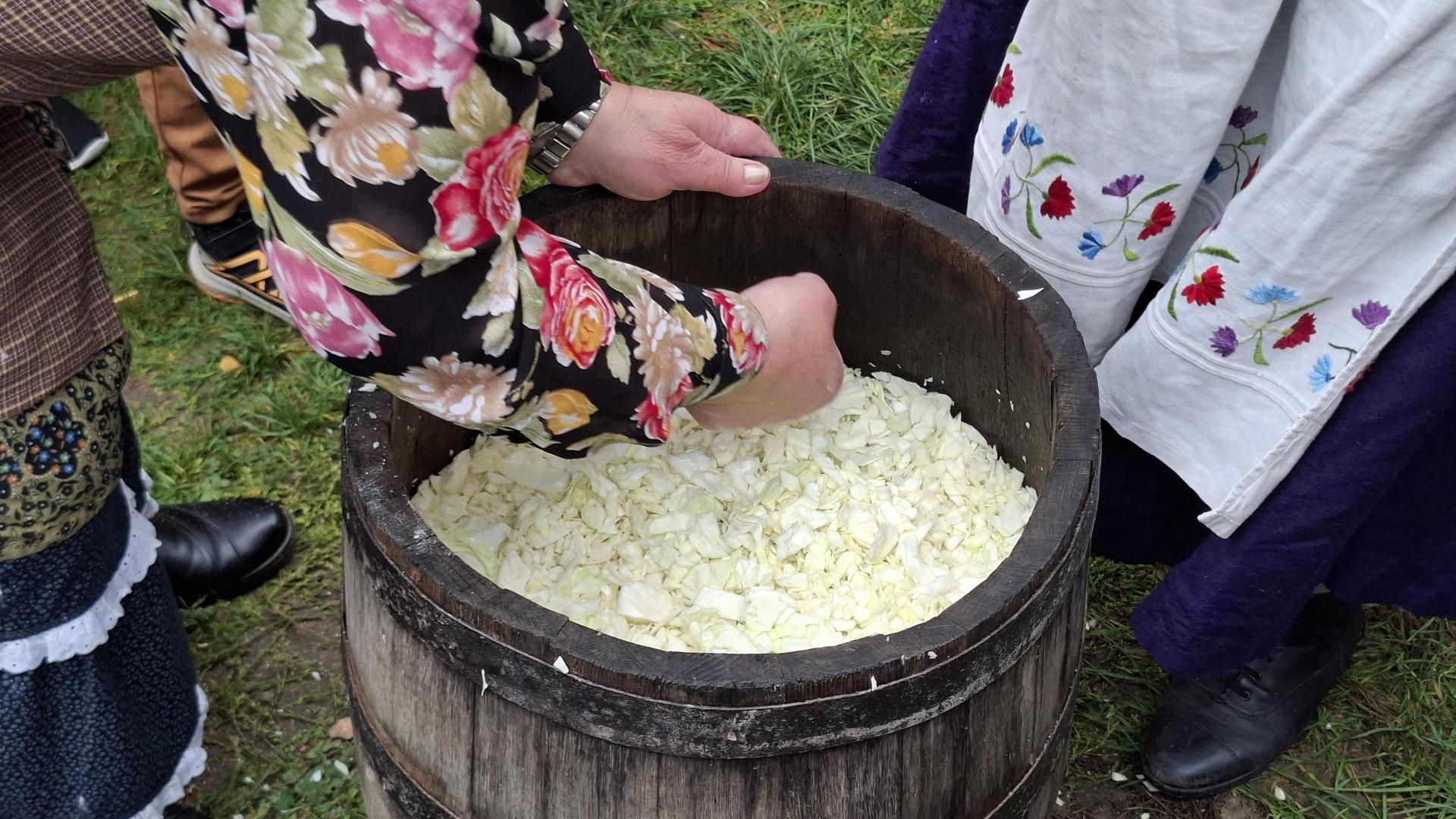 Krzyż z mąki na dnie beczki i ani grama soli. Tak dawniej kiszono kapustę