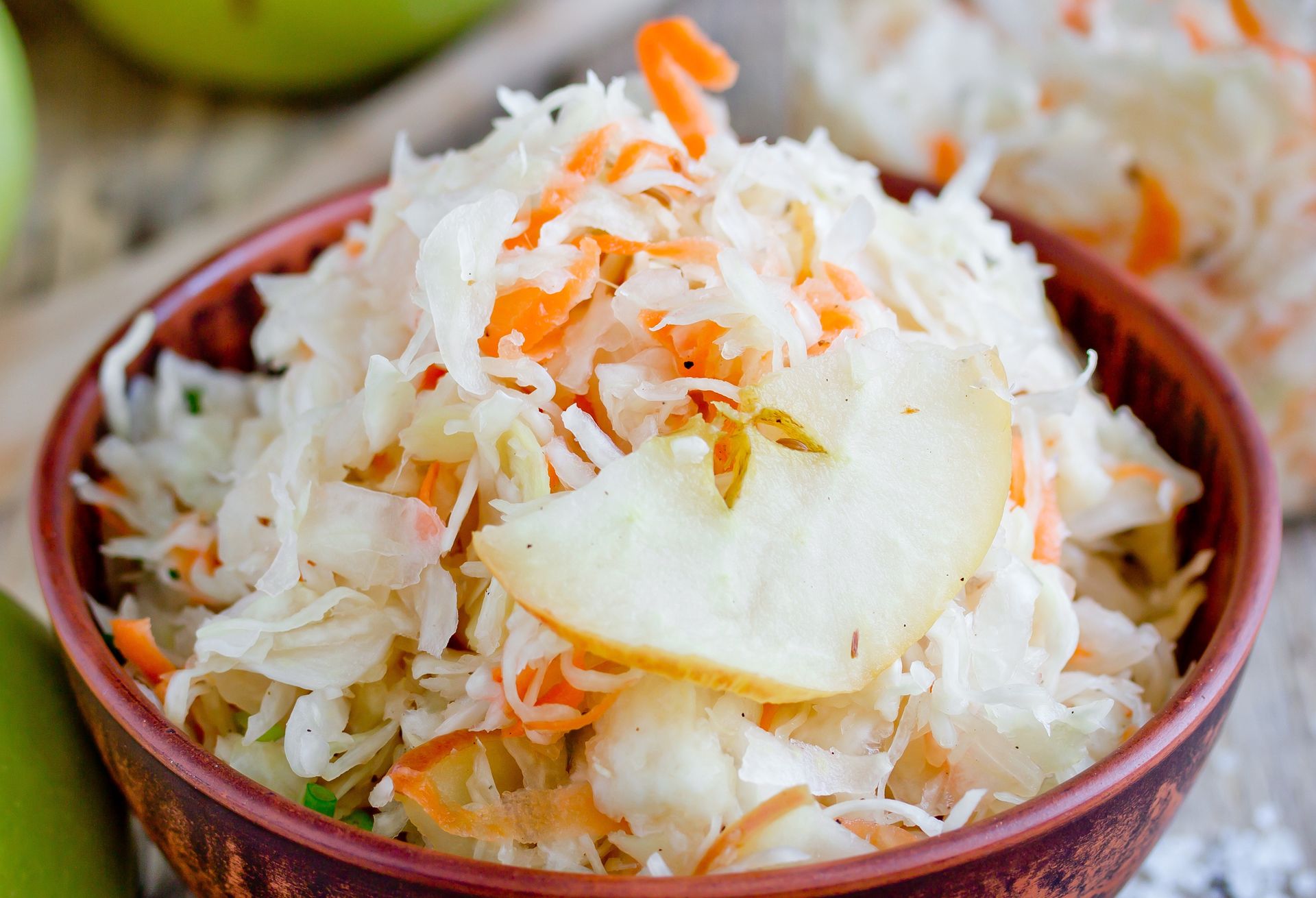 Do kiszonej kapusty dodaję dwa owoce. Surówka wychodzi niesamowicie soczysta