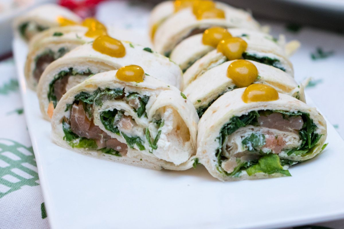 Zawijam w placki tortilli kilka składników. Najlepsza zimna przekąska do spotkań przy grillu