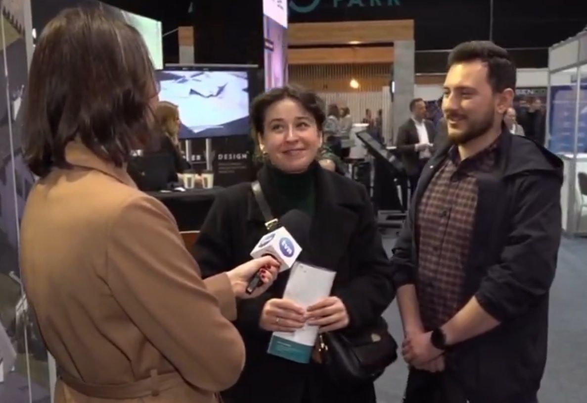 Pracownica dewelopera w "Faktach" jako klientka. "Uczestniczyła w targach prywatnie"