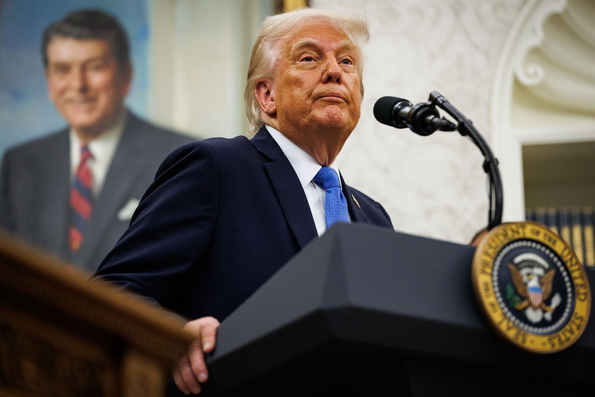 Złote telefony Trumpa. Wyprodukują je w Chinach?