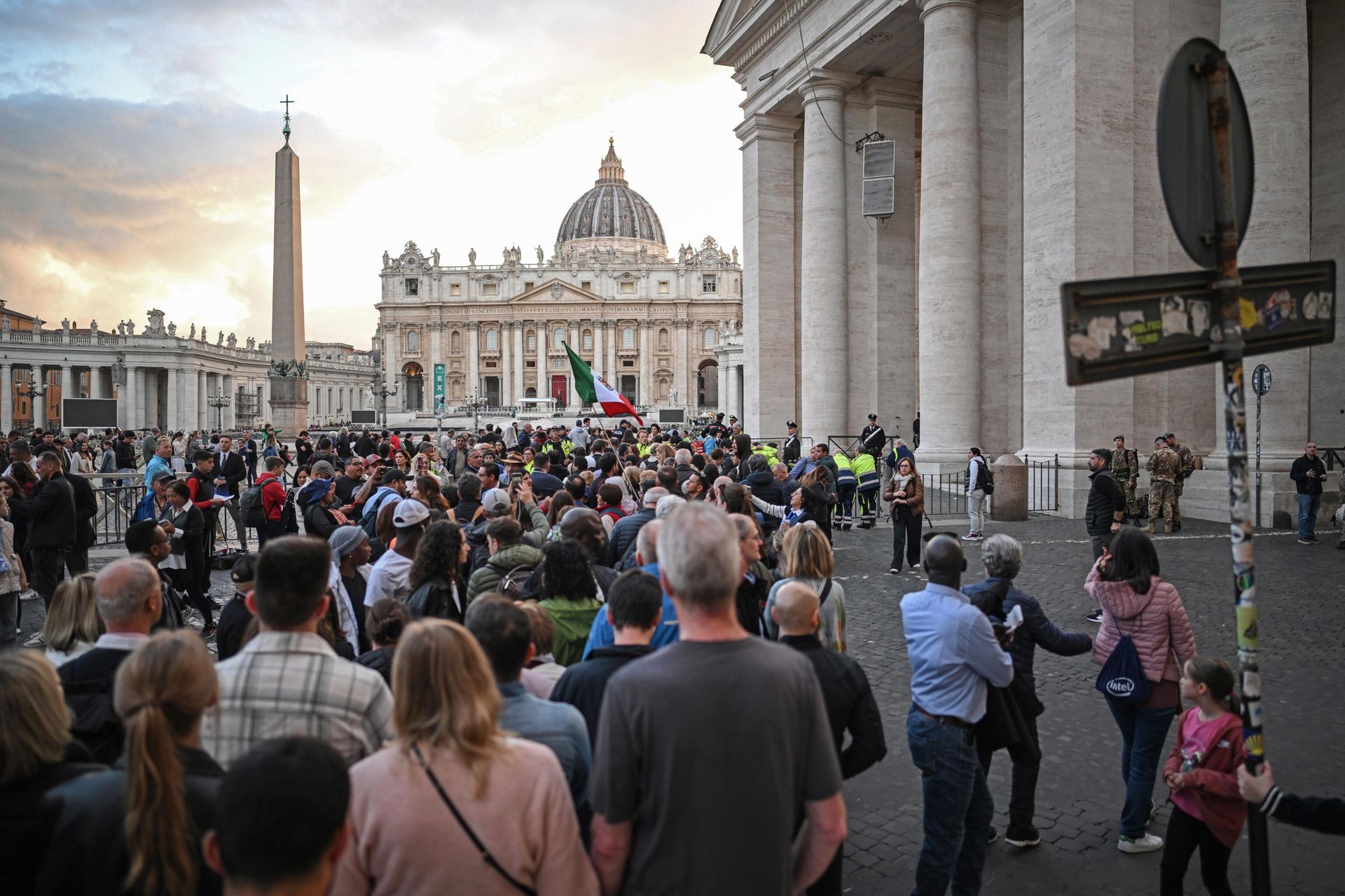 Dwaj kardynałowie nie przyjadą na konklawe. Dlaczego i co to oznacza?
