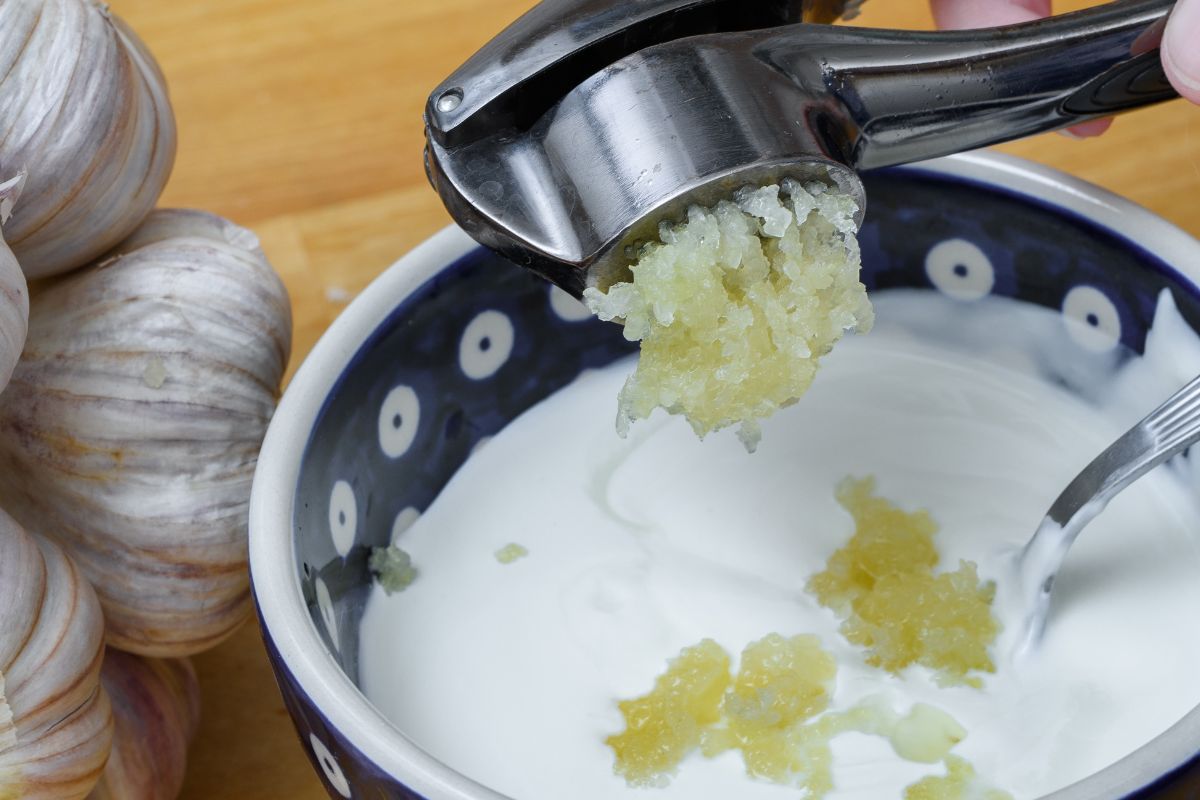 Lubisz czosnek i dodajesz do wielu dań? Oto jak naprawdę wpływa na organizm