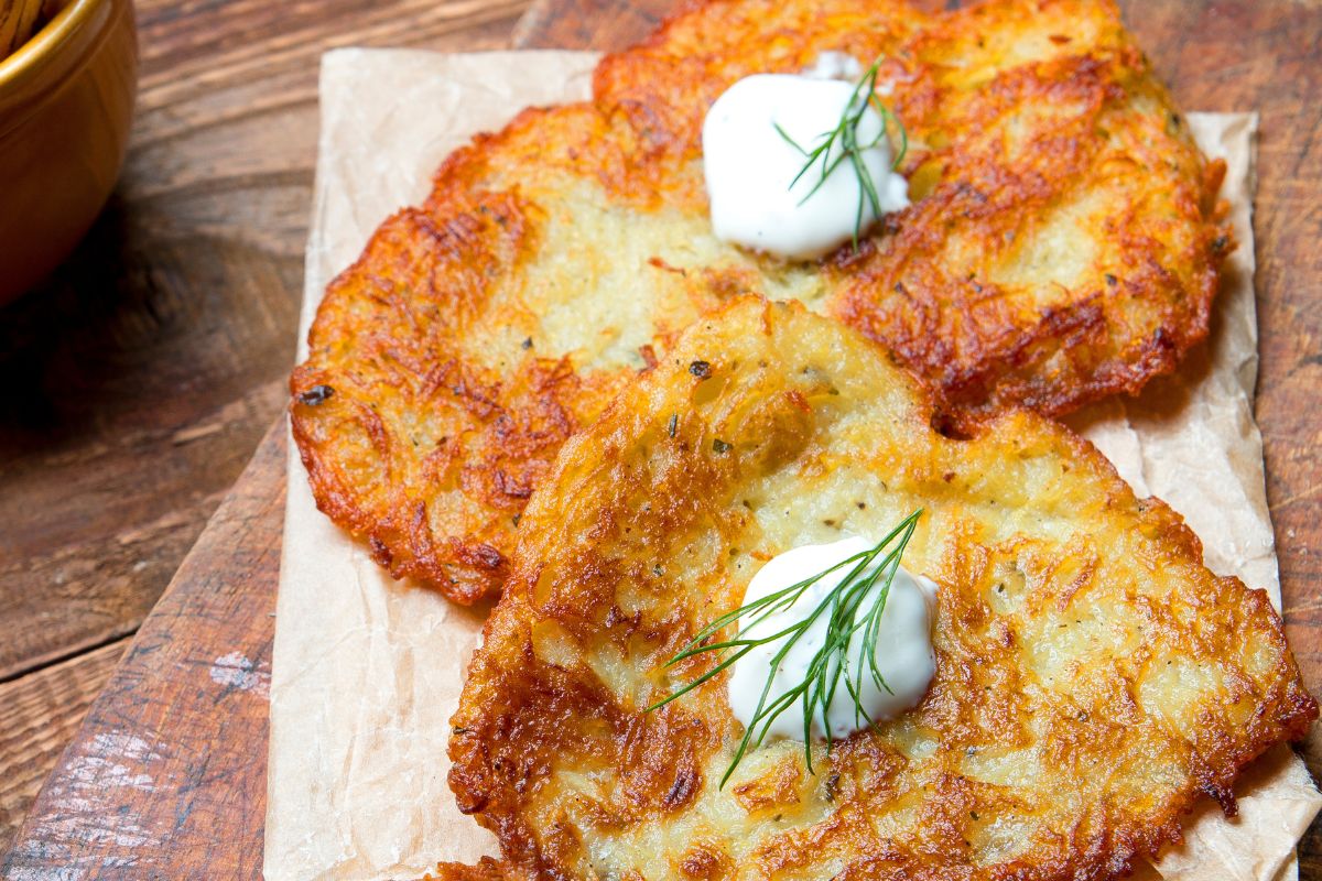 Dodaję ugotowane do masy ziemniaczanej. Placki w takiej formie mogą zastąpić kotlety