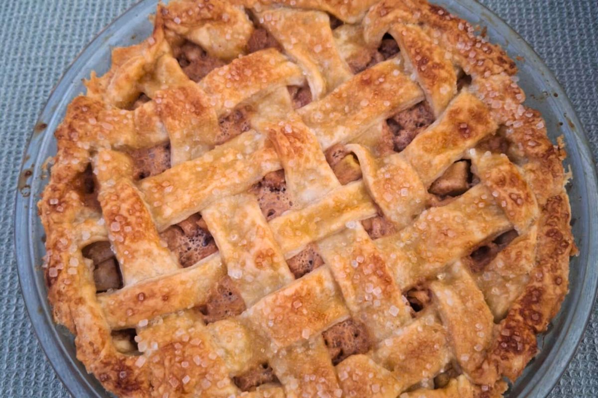 Zrobiła ciasto z amerykańskiego przepisu. Do zagniatania użyła specjalnego siekacza