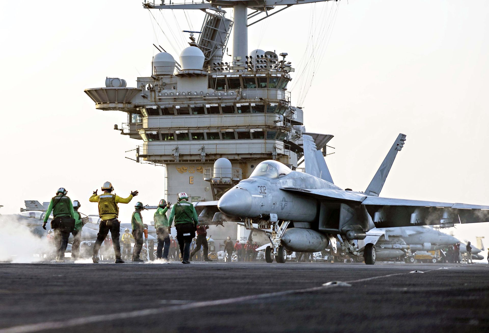 Wystartowały z USS Nimitz. Katastrofa śmigłowca i F-18