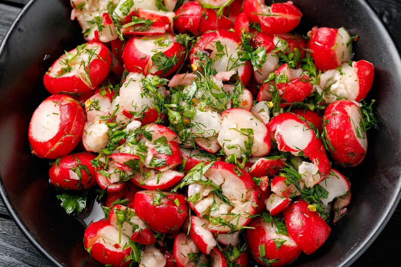 Większość je tylko na surowo. Ja upycham w słoiku jak ogórki i odstawiam na noc