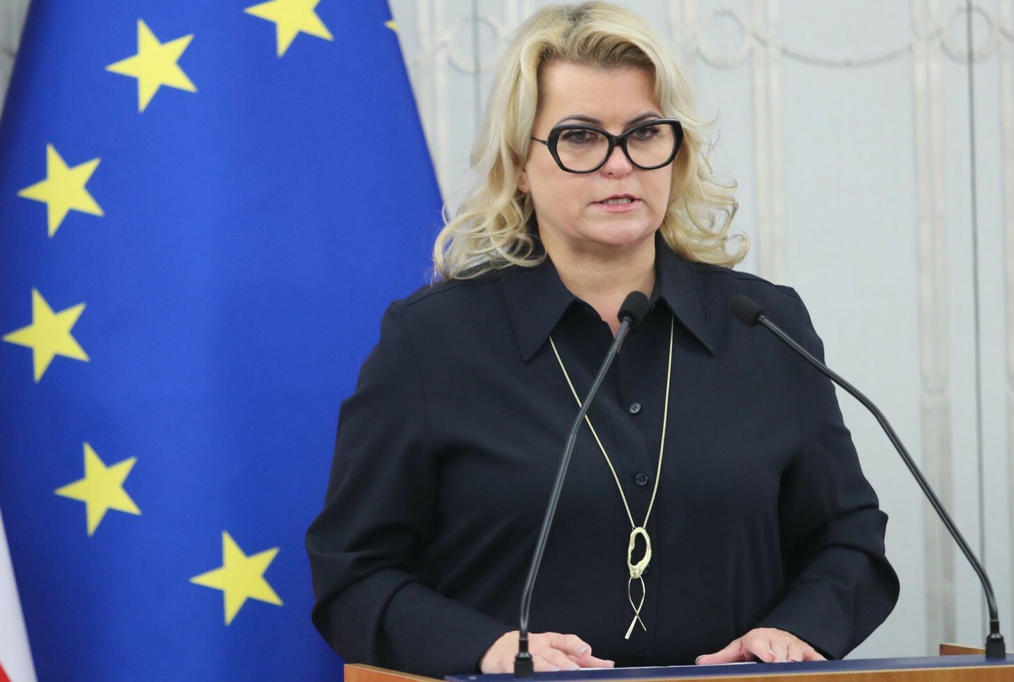 Dramatyczne sceny w pociągu. Senator pomoga uratować życie pasażera